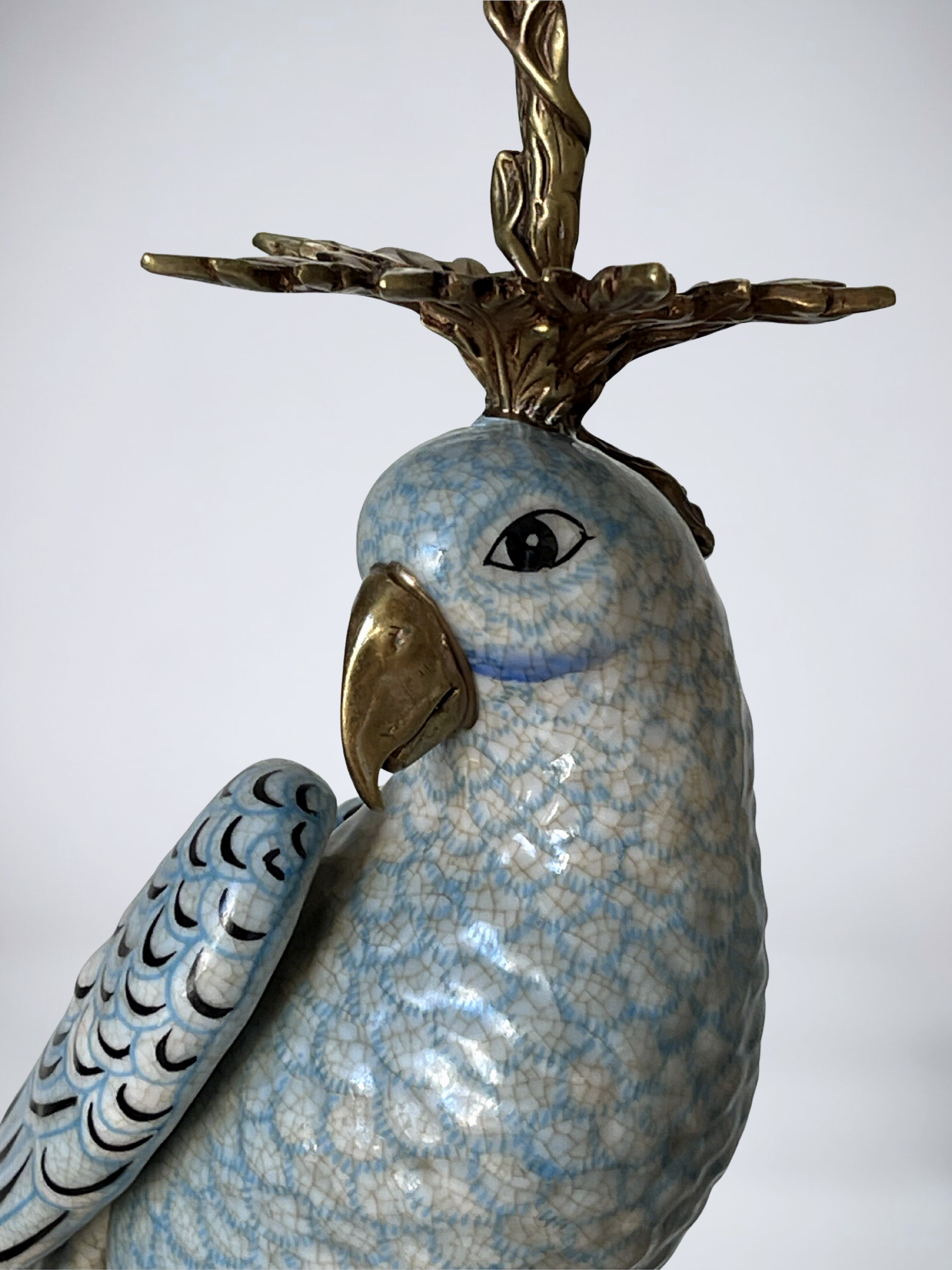 Paire de grands bougeoirs aux perroquets en porcelaine craquelée bleu ciel et bronze doré, dans un élégant goût néoclassique inspiré du style Louis XVI