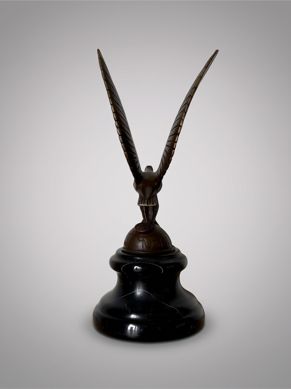 Sculpture d’aigle moderniste en bronze patiné signée C. Brau – socle noir – style Art Déco
