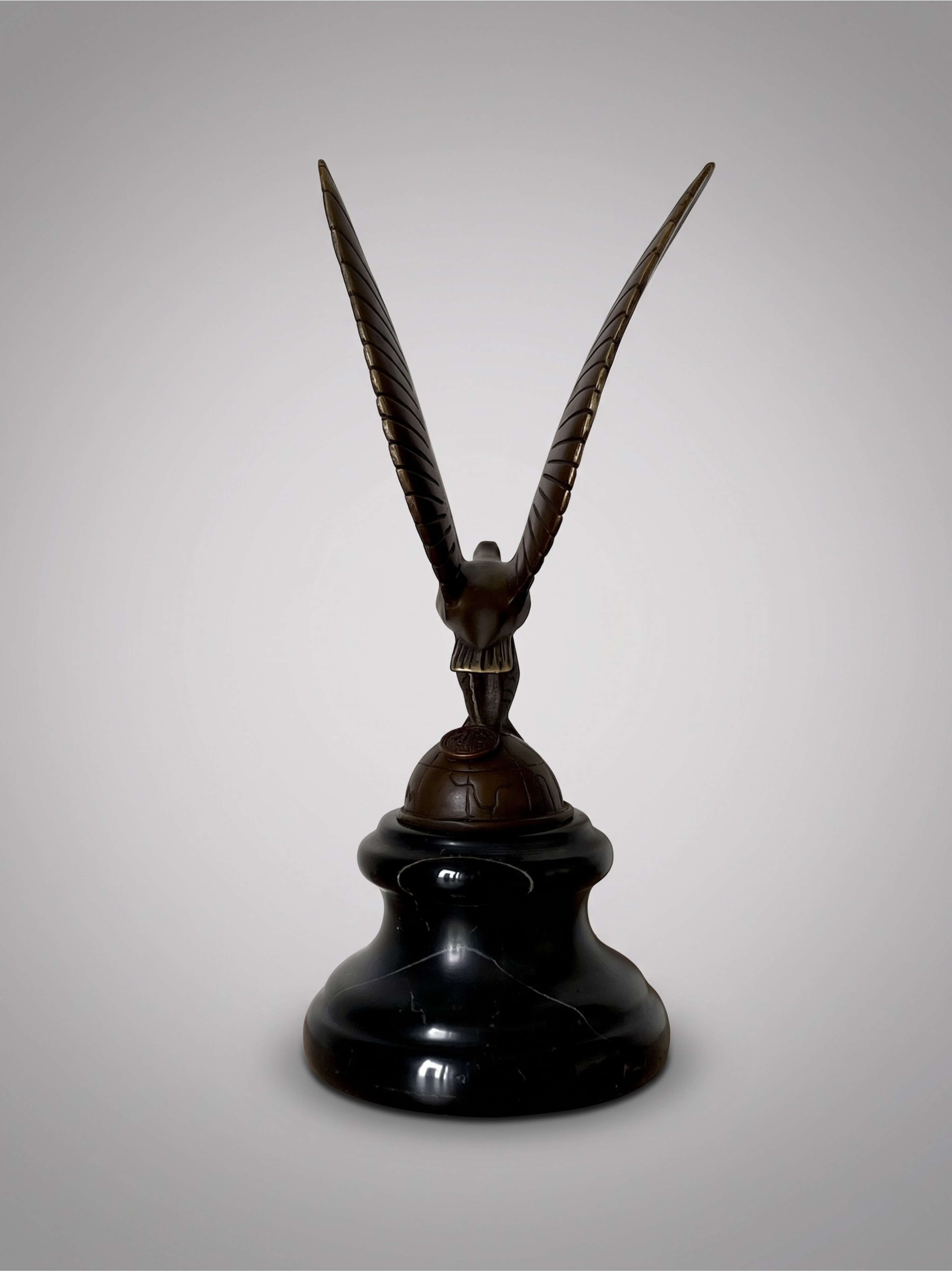 Sculpture d’aigle moderniste en bronze patiné signée C. Brau – socle noir – style Art Déco