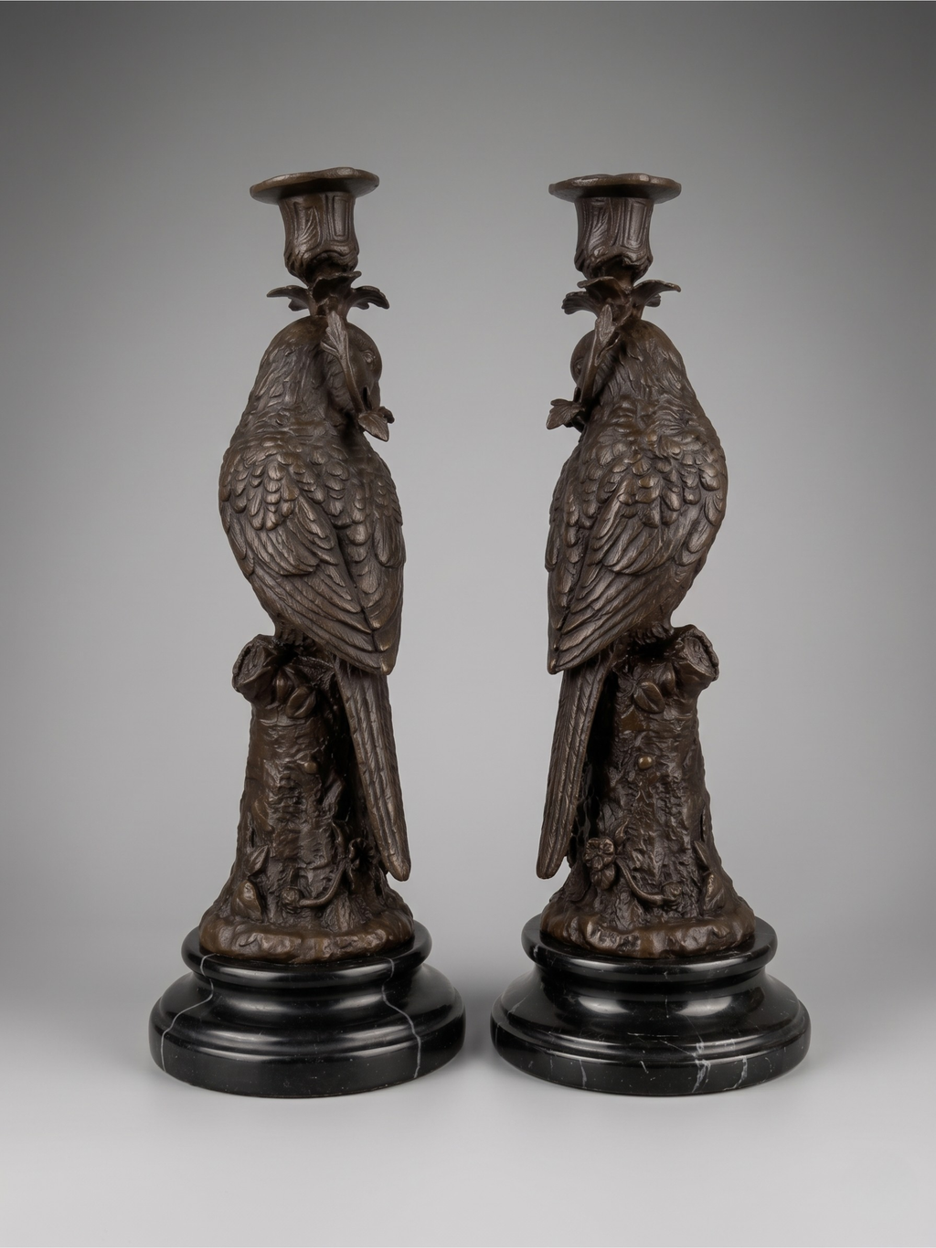 Paire de bougeoirs aux perroquets en bronze patiné sur socles noirs – Style Napoléon III / XIXe