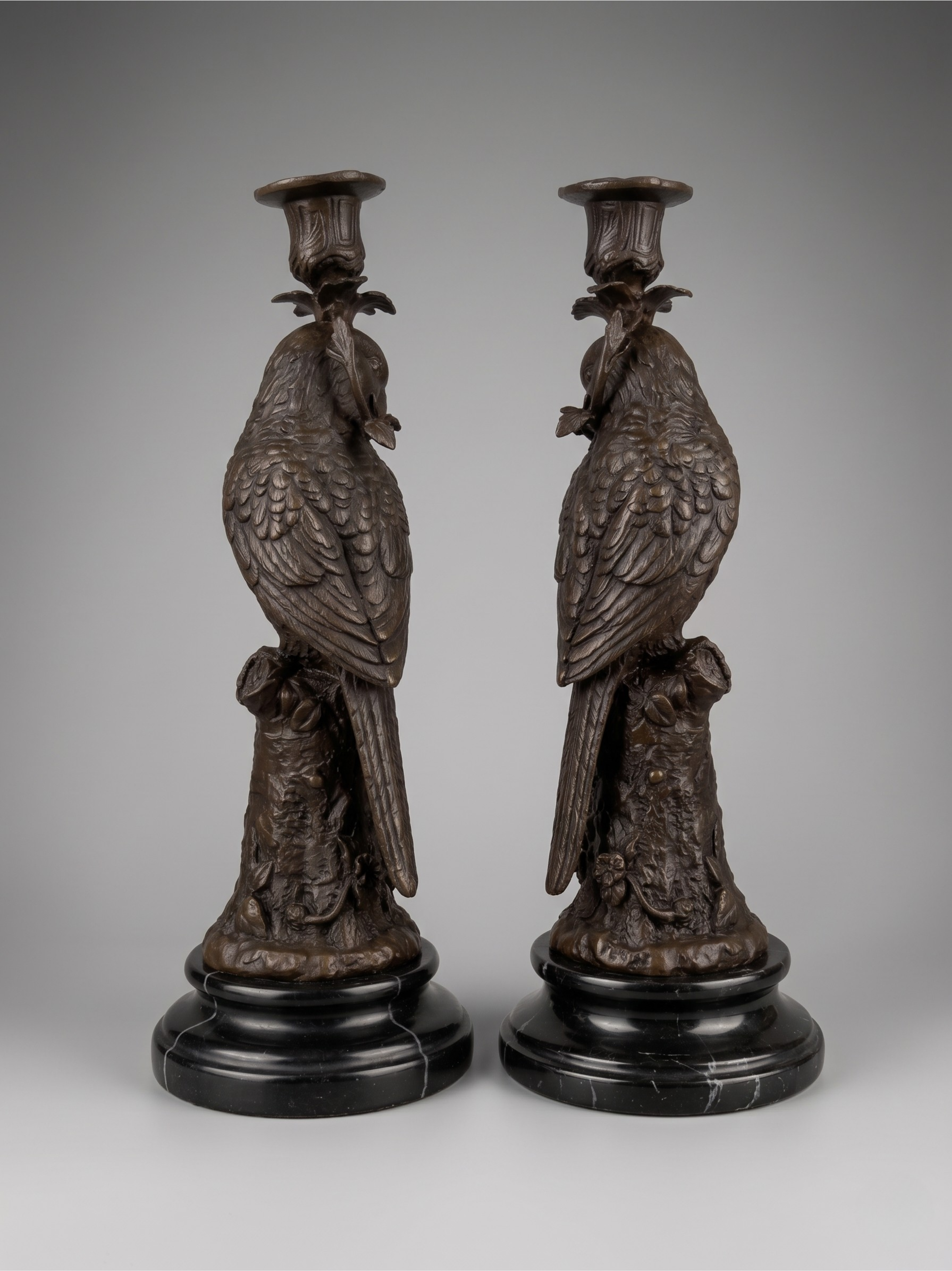 Paire de bougeoirs aux perroquets en bronze patiné sur socles noirs – Style Napoléon III / XIXe