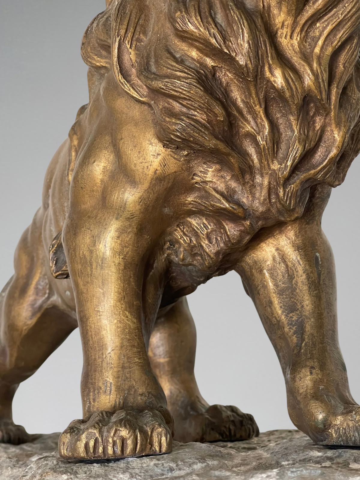 KRAKOWKI — Lion rugissant sur son rocher, importante sculpture en bronze d'art et roche (28,3 kg)