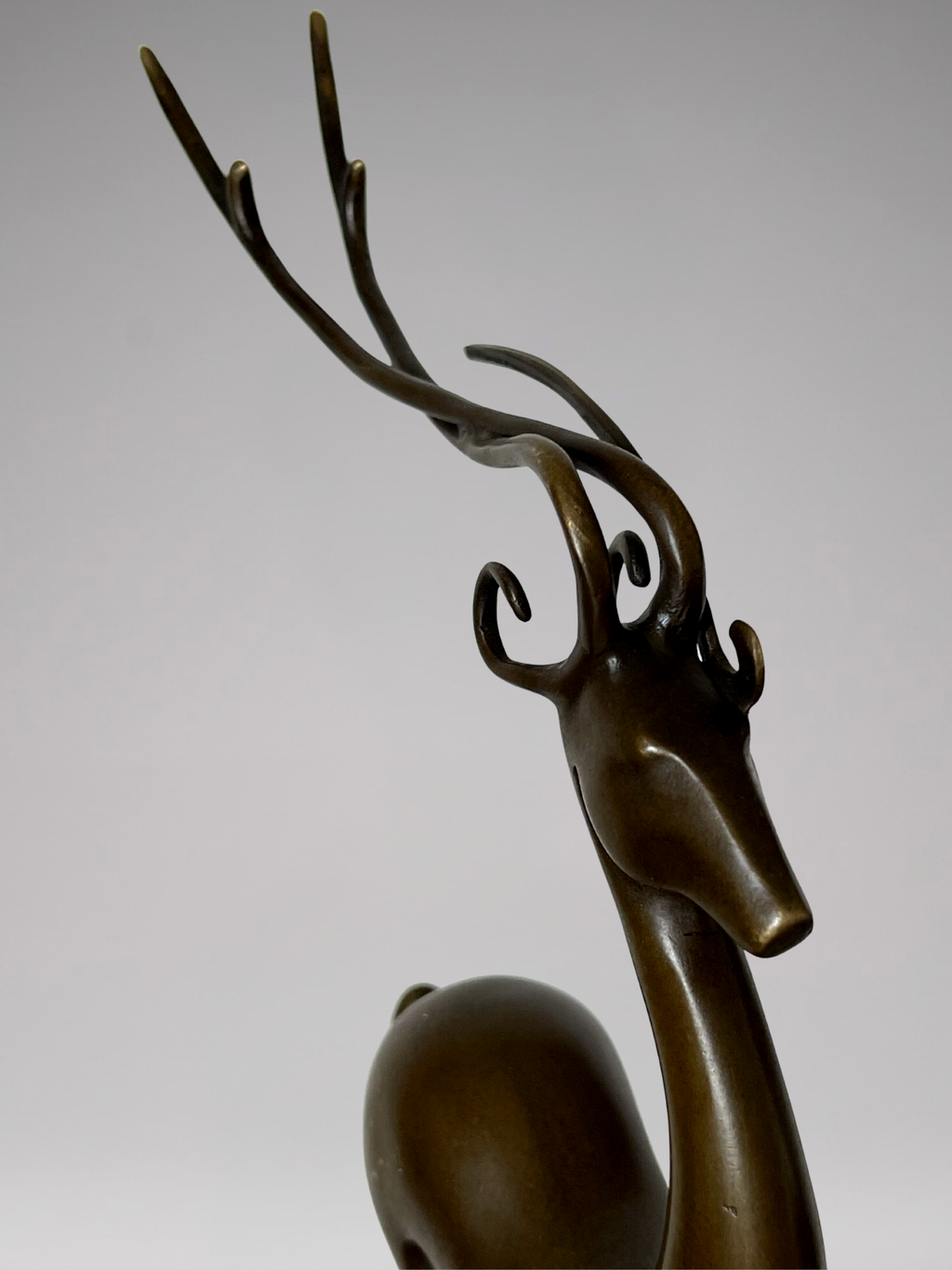 Sculpture de cerf Art Déco en bronze patiné signé Coenrad sur socle effet marbre - 40 cm