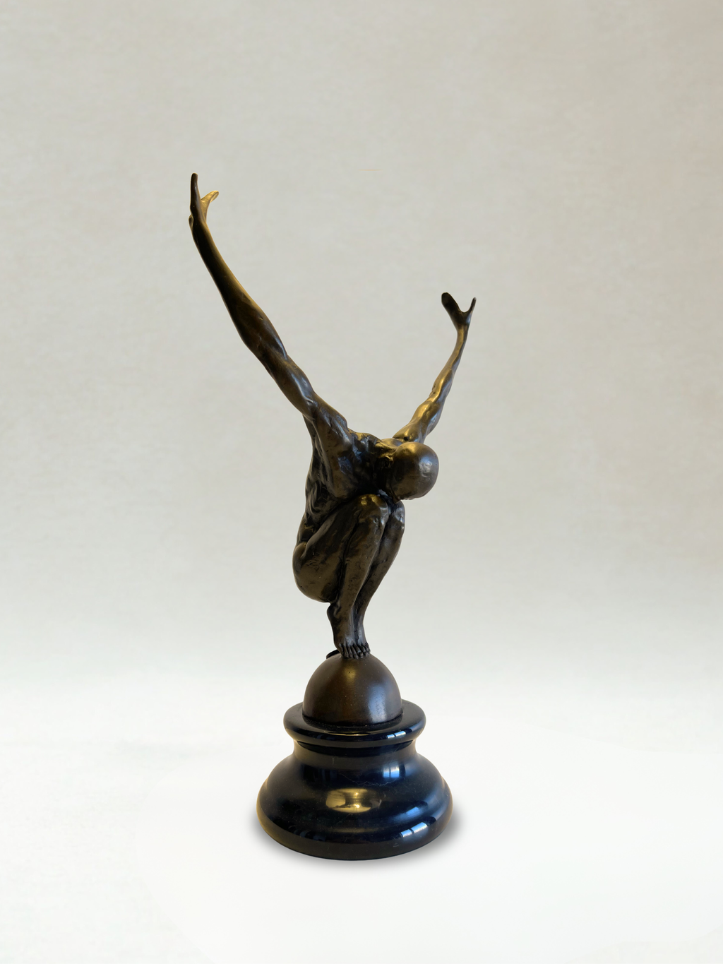 Skulptur im Art-déco-Stil – Balancierender männlicher Akt – Dekorative Bronze – 29 cm