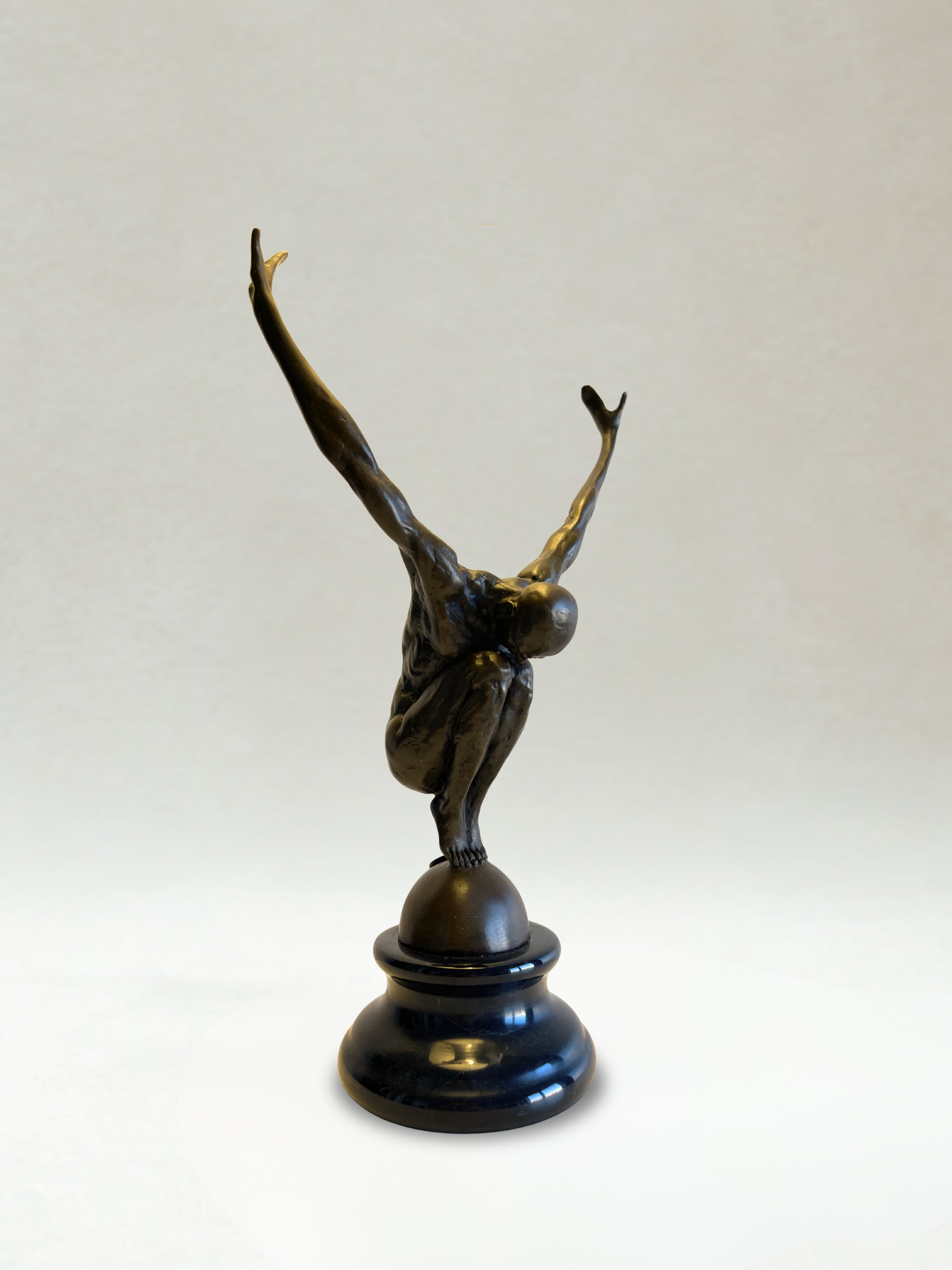 Skulptur im Art-déco-Stil – Balancierender männlicher Akt – Dekorative Bronze – 29 cm