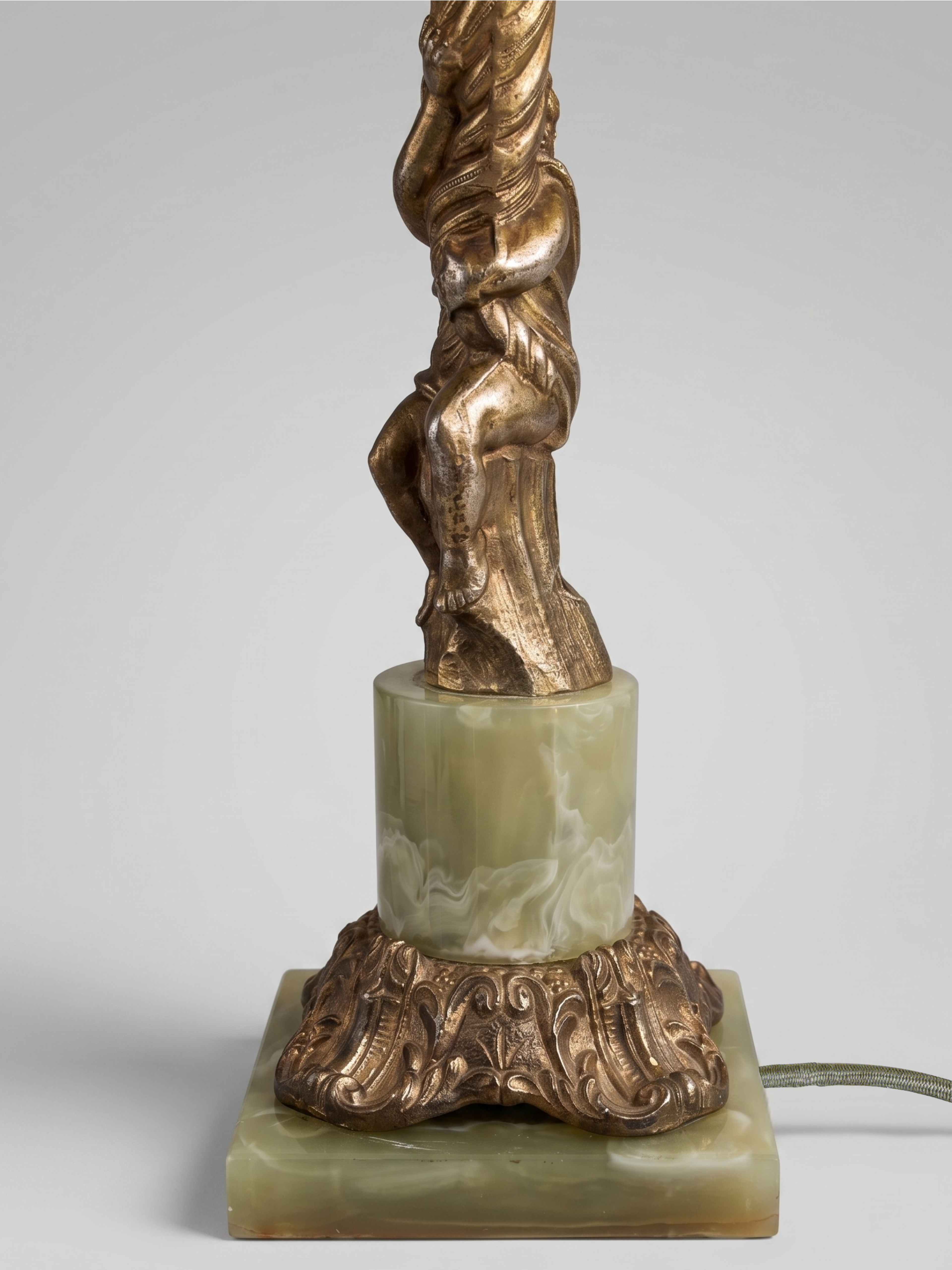 Louis XVI style table lamp with gilt metal putto and onyx effect base – 48 cm