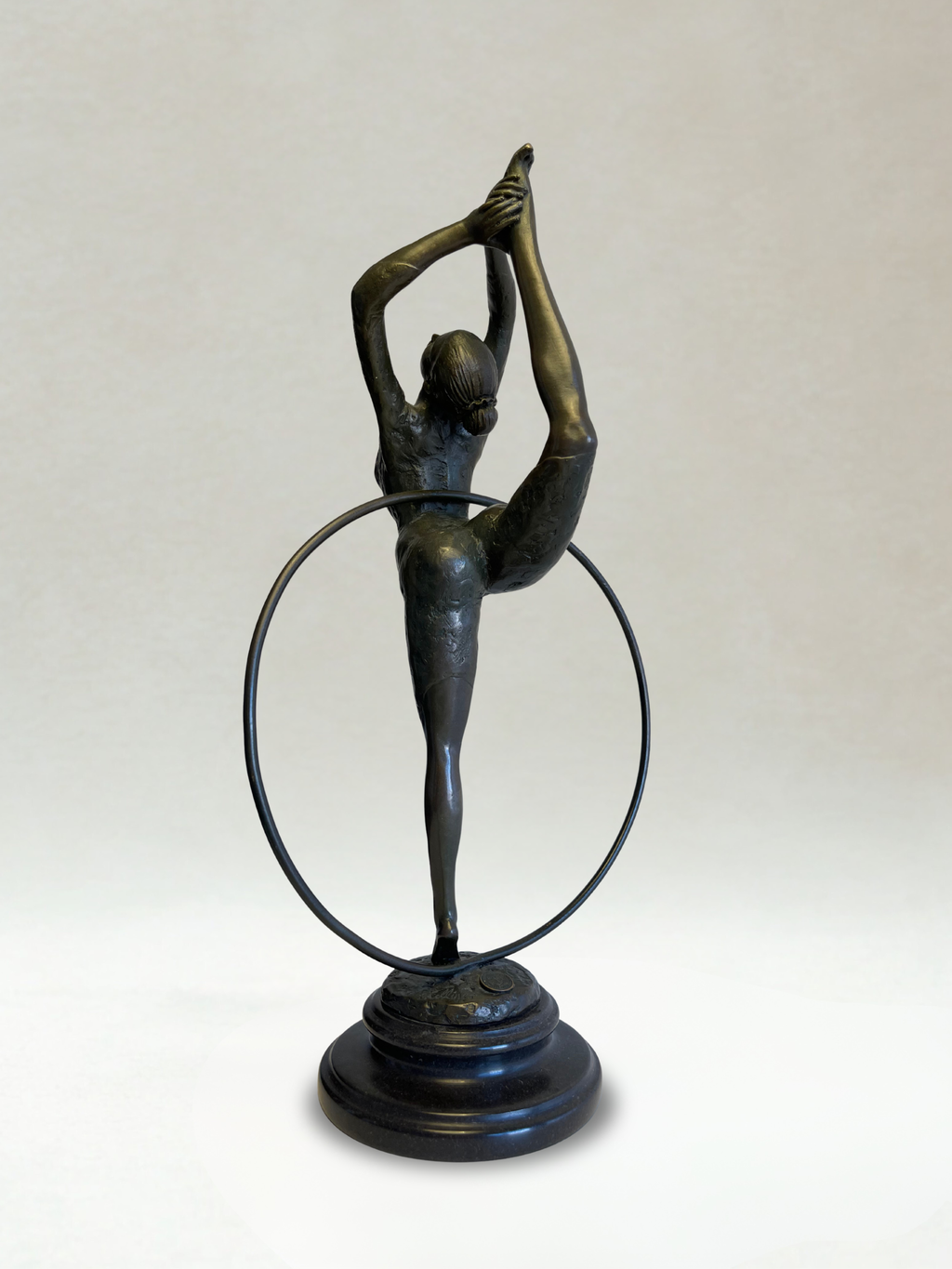 Art-déco-Skulptur – Tänzerin mit Reifen – Dekorative Bronze – Signiert P. Collinet – 39 cm
