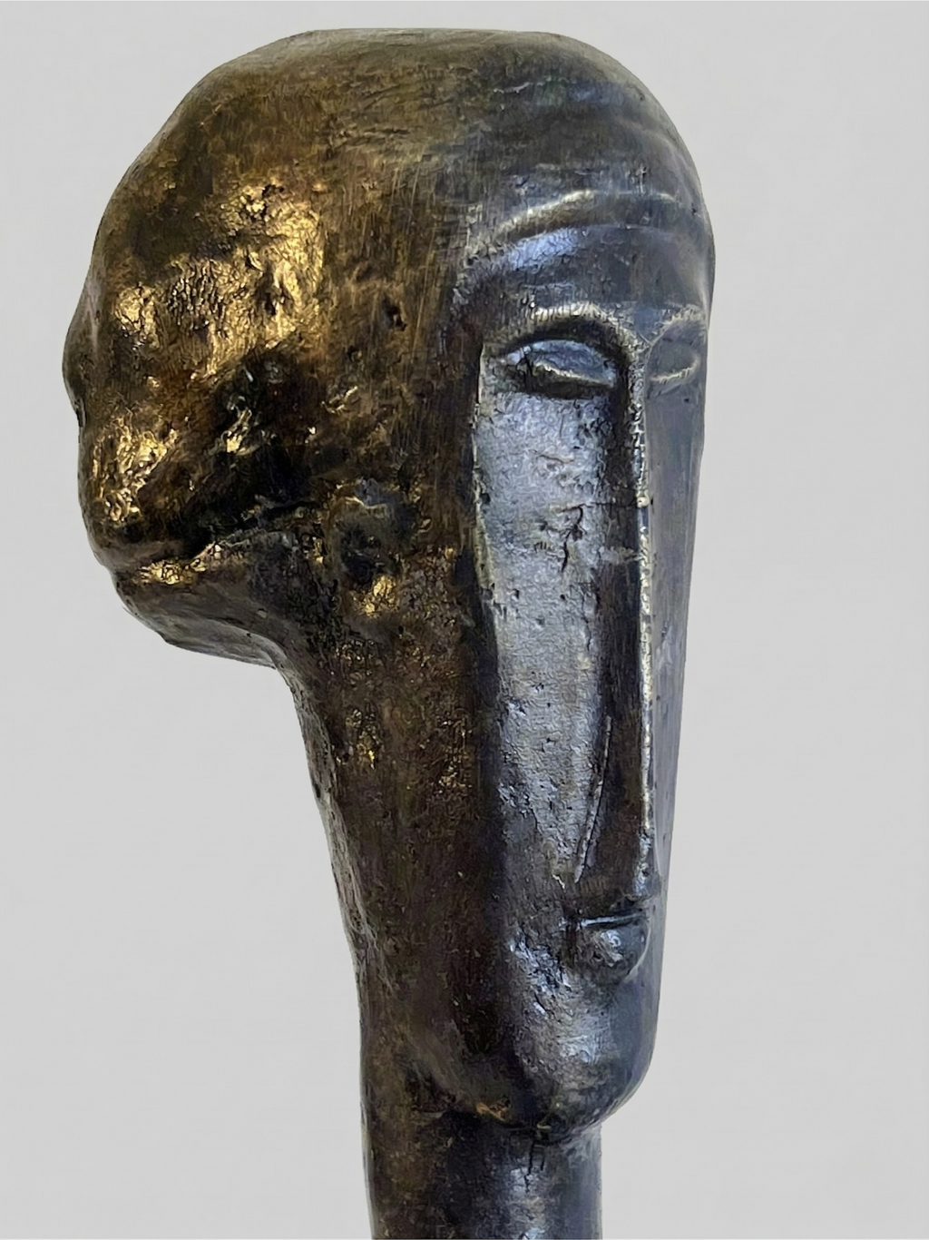 Moderne Bronzeplastik, patiniert – stilisierter Kopf im Stil von Modigliani auf schwarzem Marmorsockel – 25 cm
