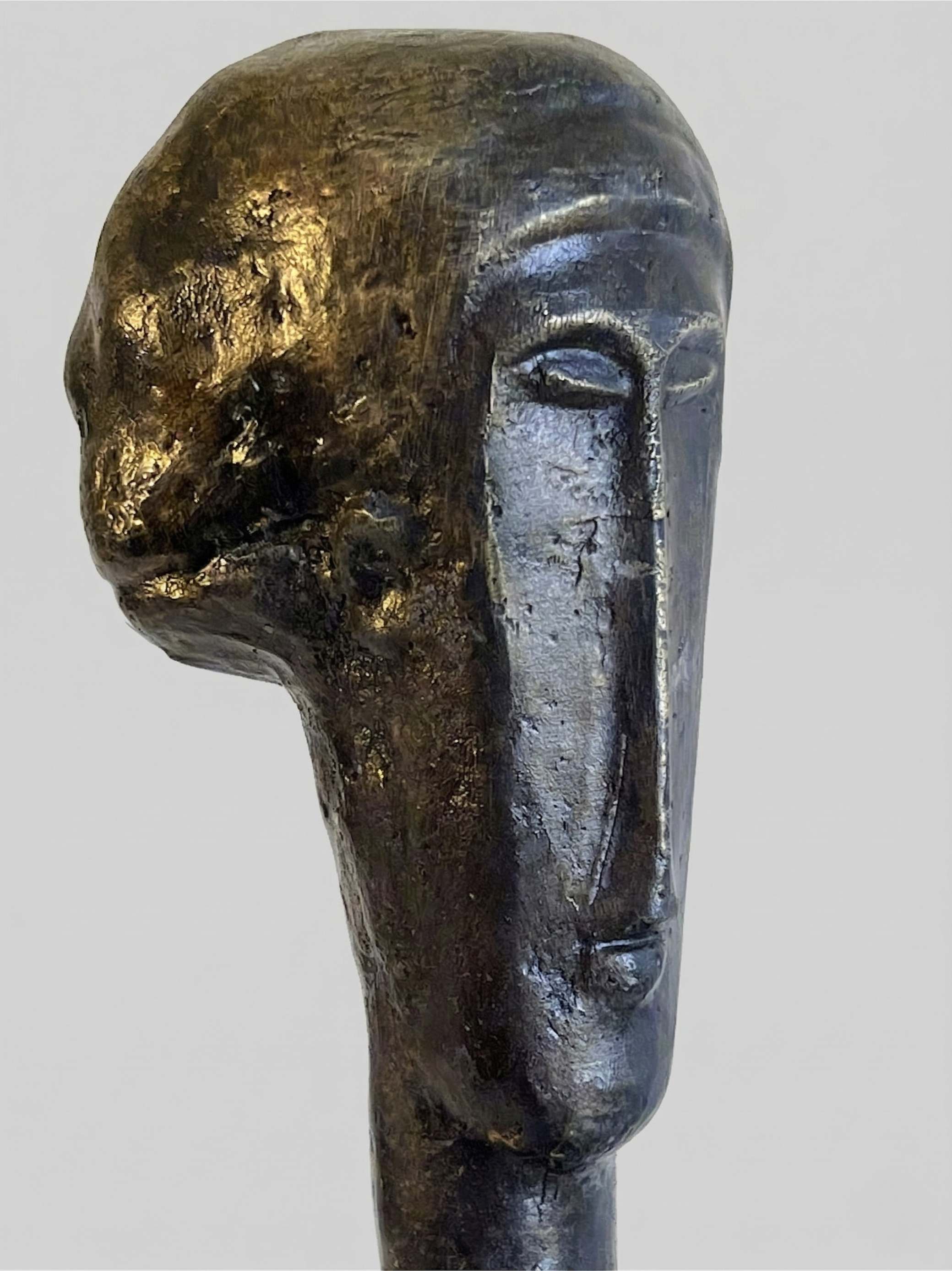 Moderne Bronzeplastik, patiniert – stilisierter Kopf im Stil von Modigliani auf schwarzem Marmorsockel – 25 cm