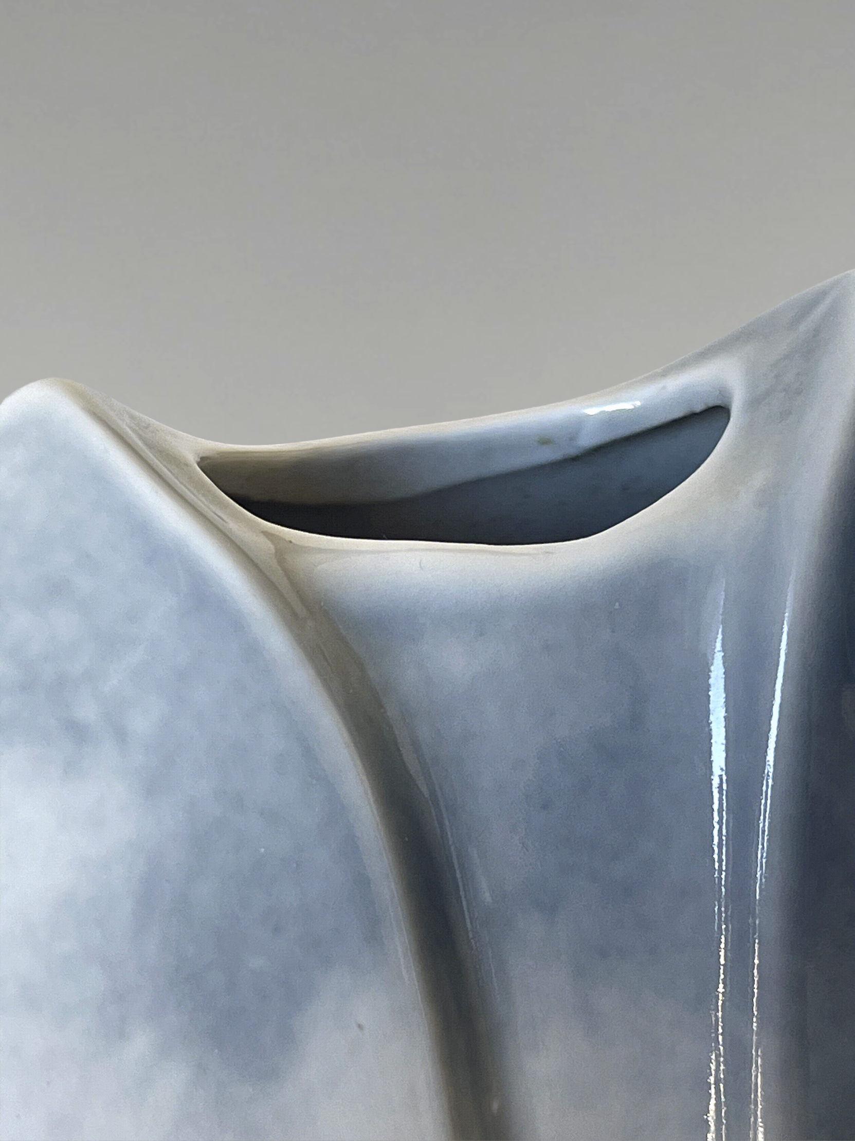 Vase aus Virebent-Porzellan – stilisiertes Landschaftsdekor – organisches Design – Made in France – 18 cm