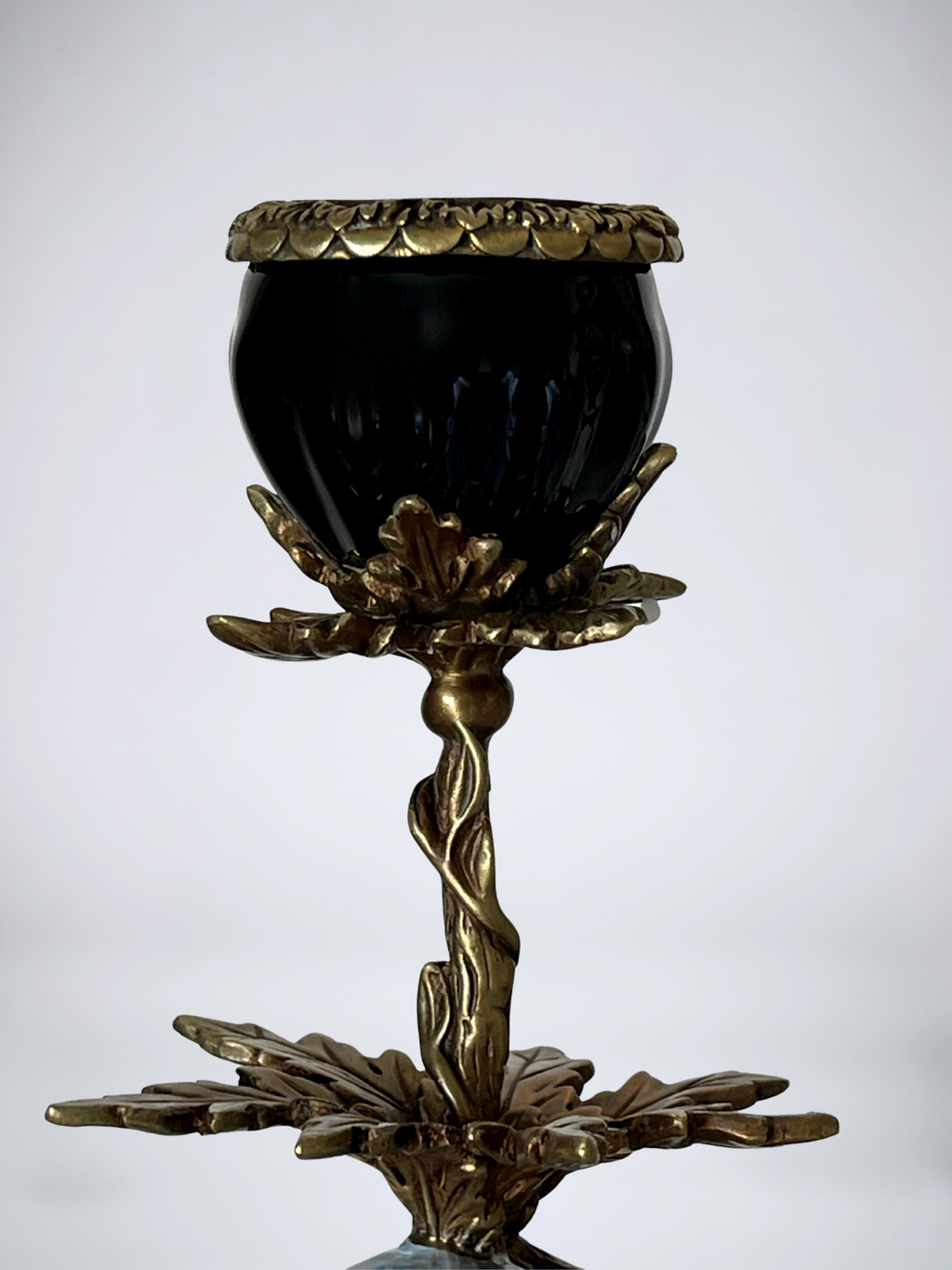 Paire de grands bougeoirs aux perroquets en porcelaine craquelée bleu ciel et bronze doré, dans un élégant goût néoclassique inspiré du style Louis XVI