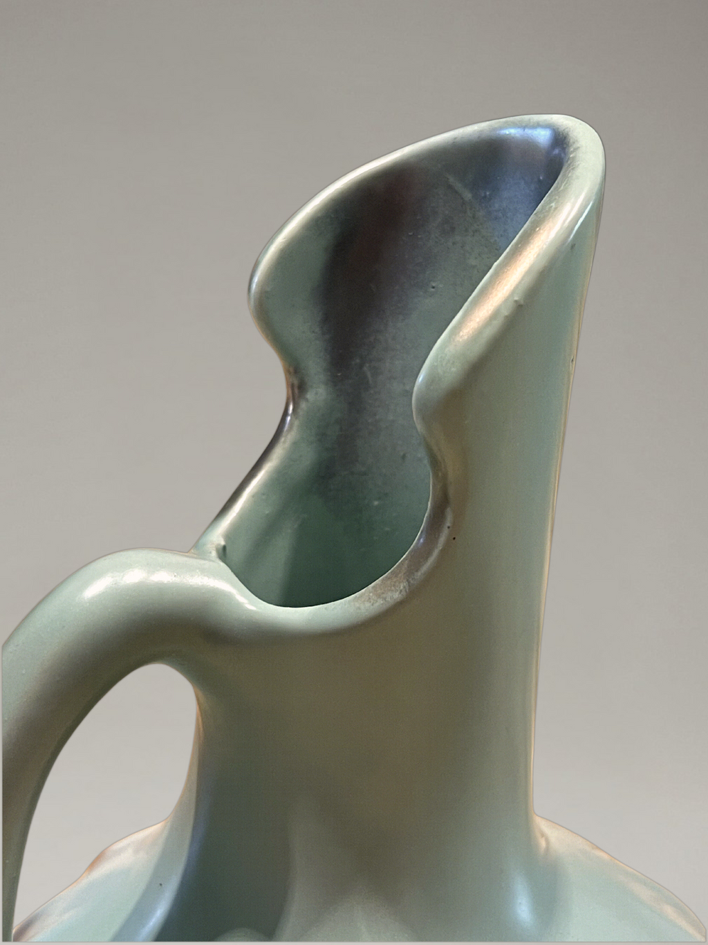 Keramikvase B. Letalle Saint-Clément – Modell 9002 – irisierendes Céladon-Grün – 1950er/60er Jahre – 18 cm