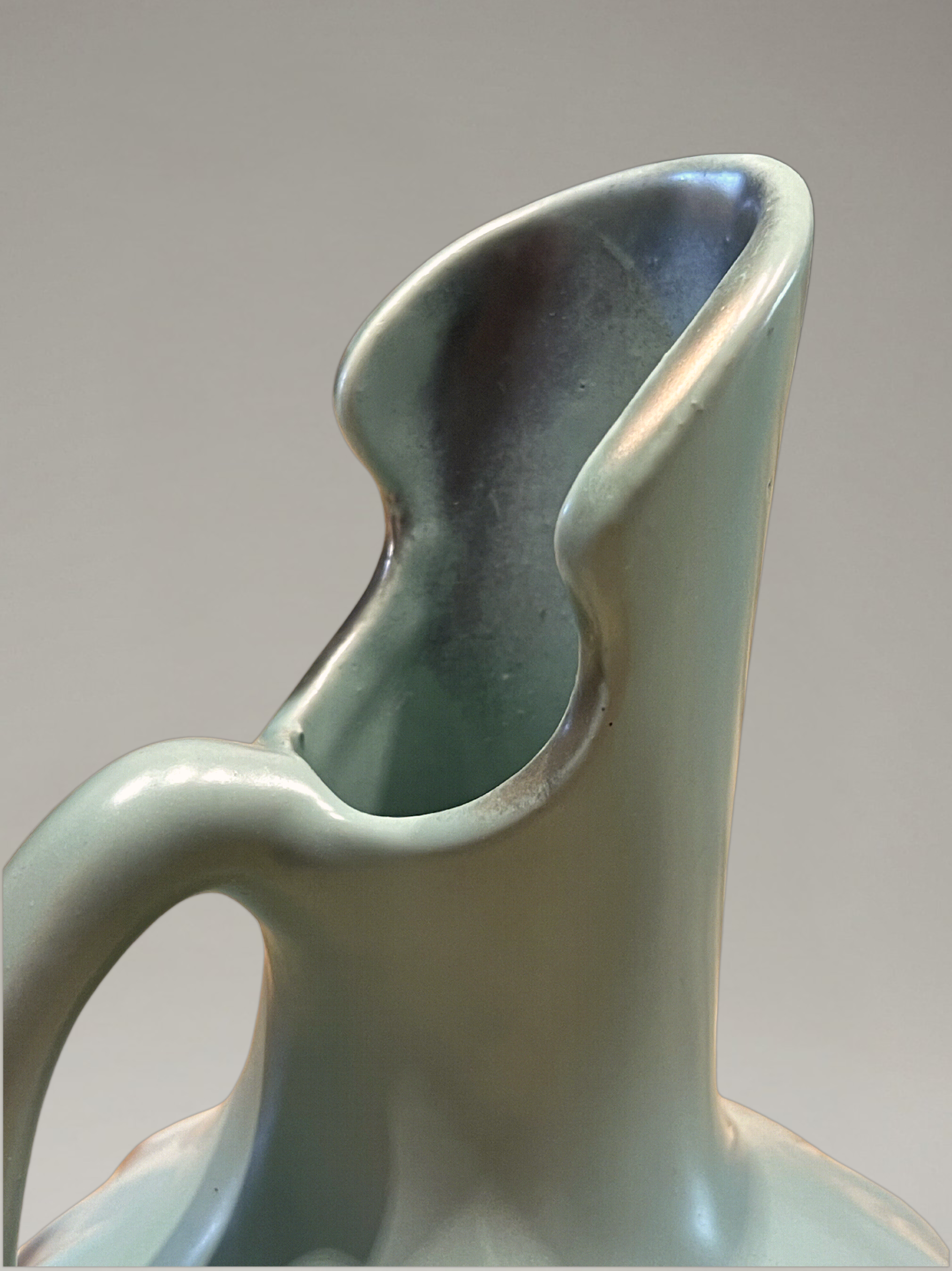 Keramikvase B. Letalle Saint-Clément – Modell 9002 – irisierendes Céladon-Grün – 1950er/60er Jahre – 18 cm