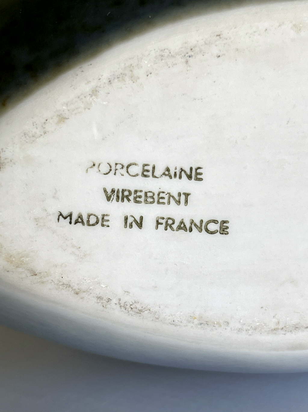 Vase en porcelaine Virebent – décor paysage stylisé – Model Poisson TGM – 18 cm