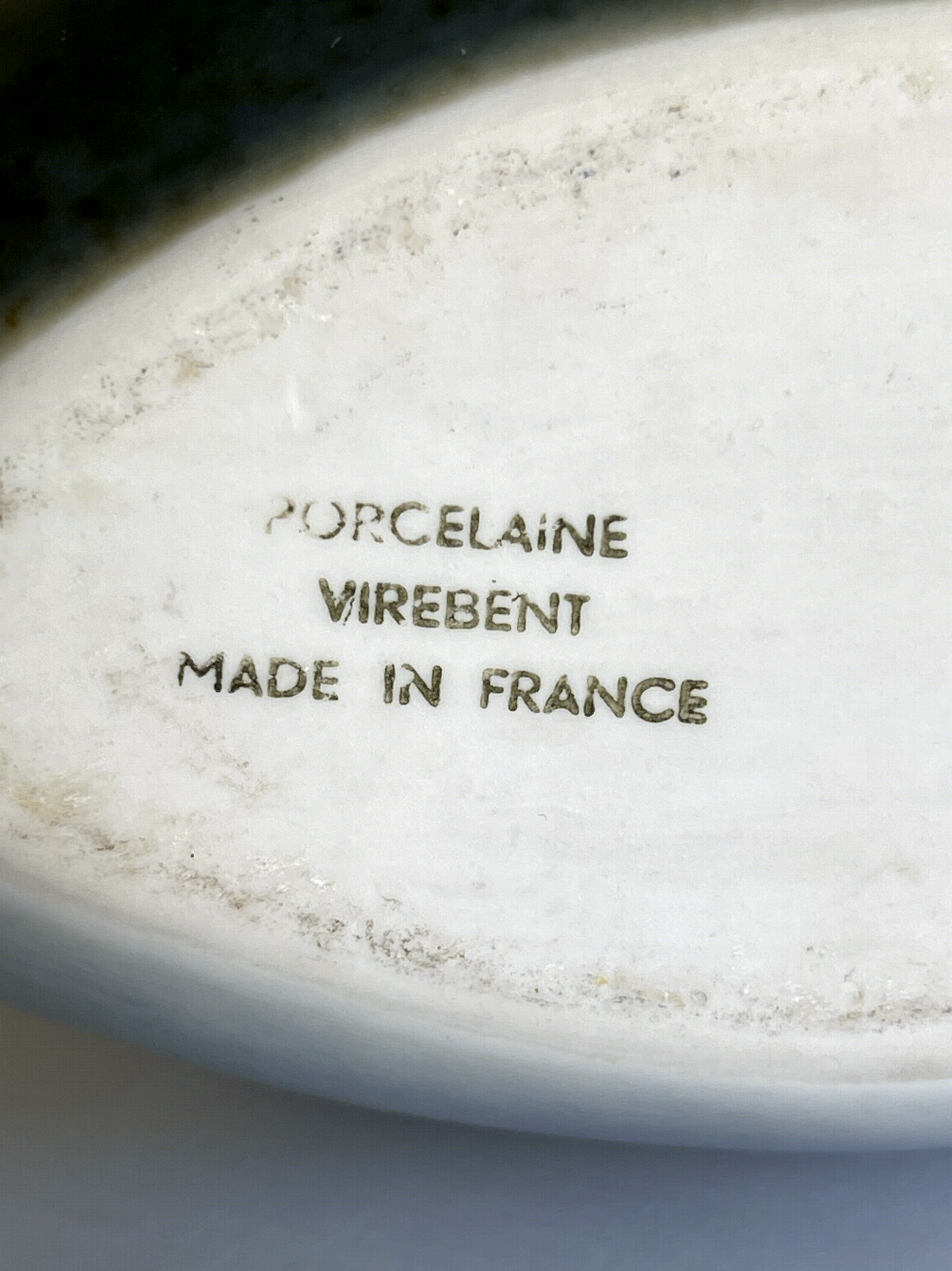 Vase en porcelaine Virebent – décor paysage stylisé – Model Poisson TGM – 18 cm