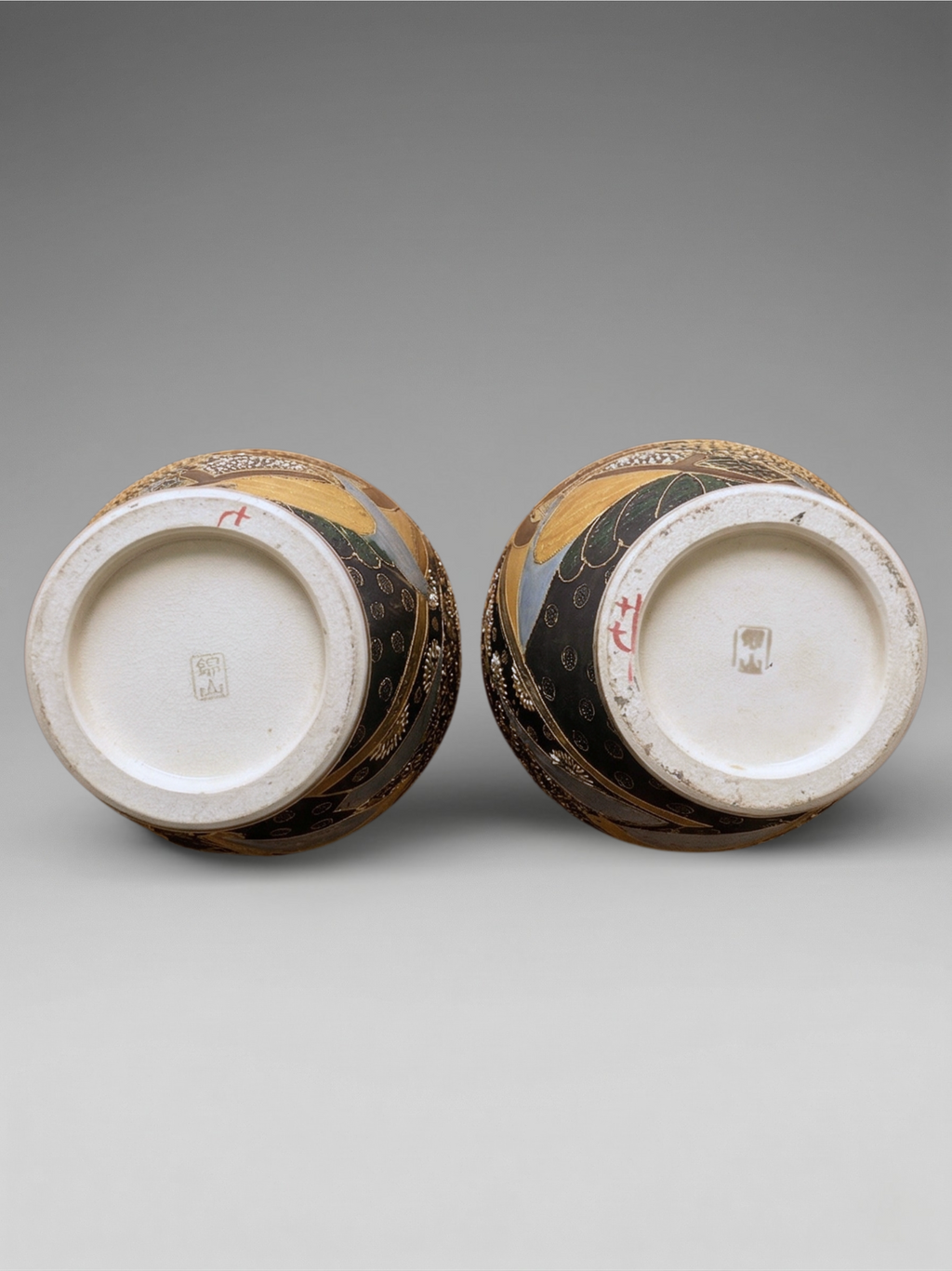 Paar japanische Satsuma-Vasen, frühes 20. Jahrhundert – polychromes und vergoldetes Dekor mit Figuren – Ateliersignatur – 31 cm