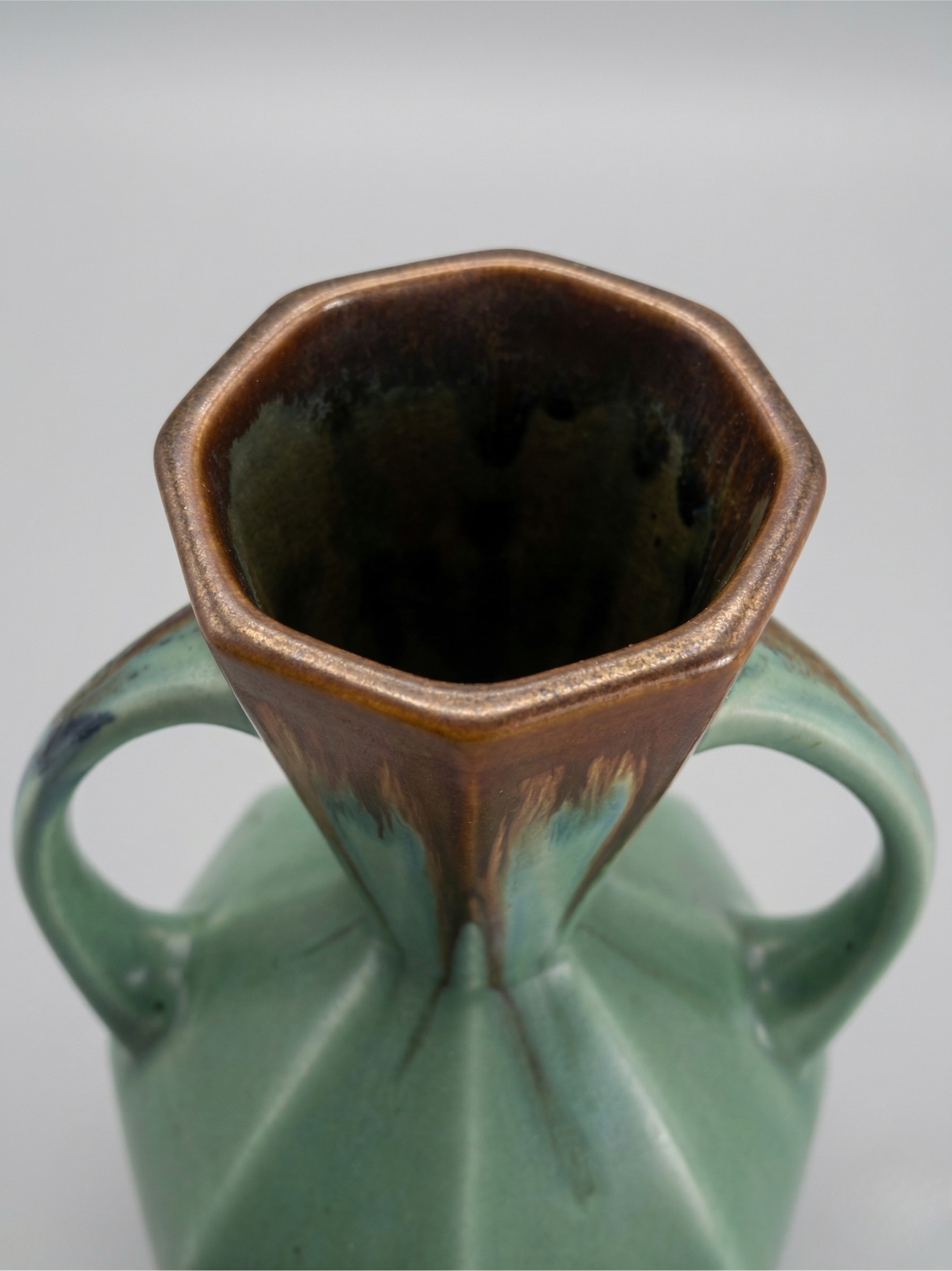 Art-déco-Vase – Faïencerie De Bruyn – Frankreich – Grüne und braune Tropfglasur – 19 cm