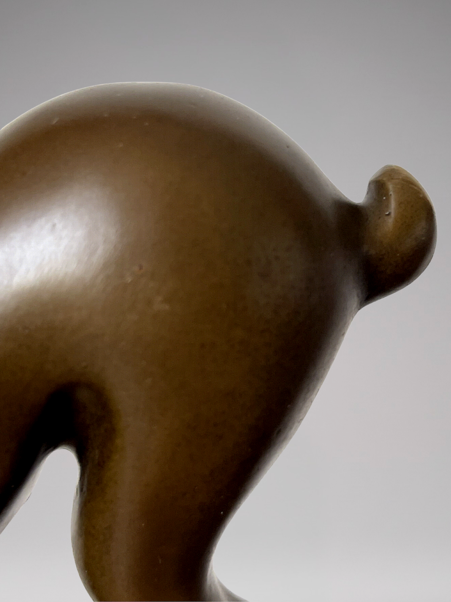 Sculpture de cerf Art Déco en bronze patiné signé Coenrad sur socle effet marbre - 40 cm