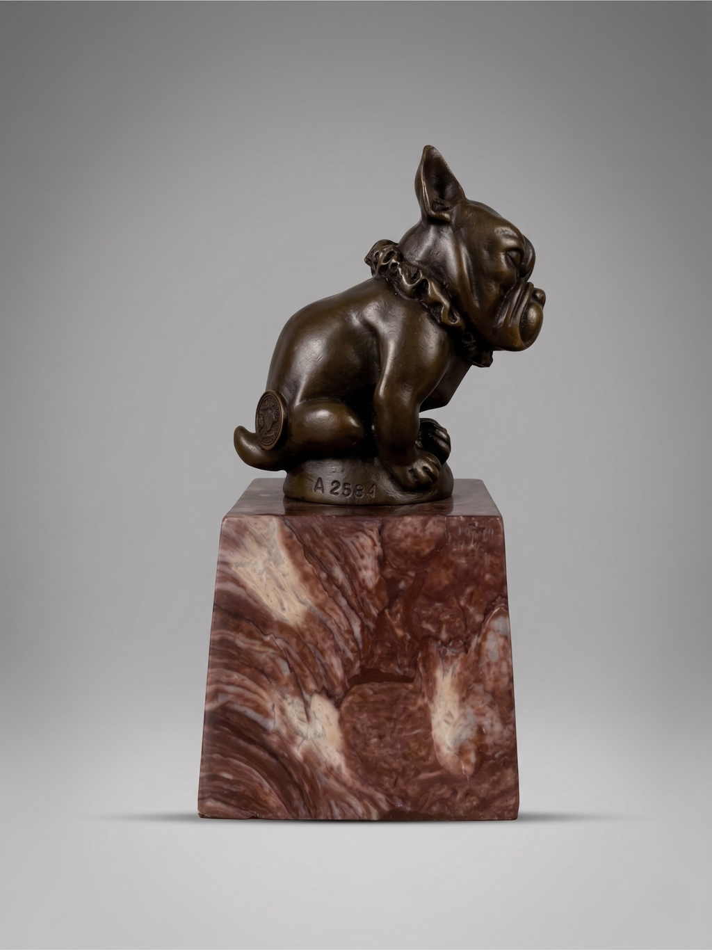 Sculpture de bouledogue en bronze patiné after Bourcart, sur socle en marbre