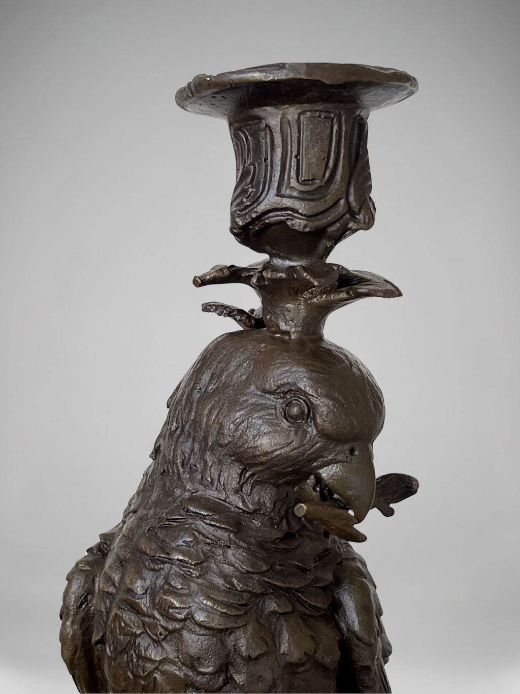 Paire de bougeoirs aux perroquets en bronze patiné sur socles noirs – Style Napoléon III / XIXe