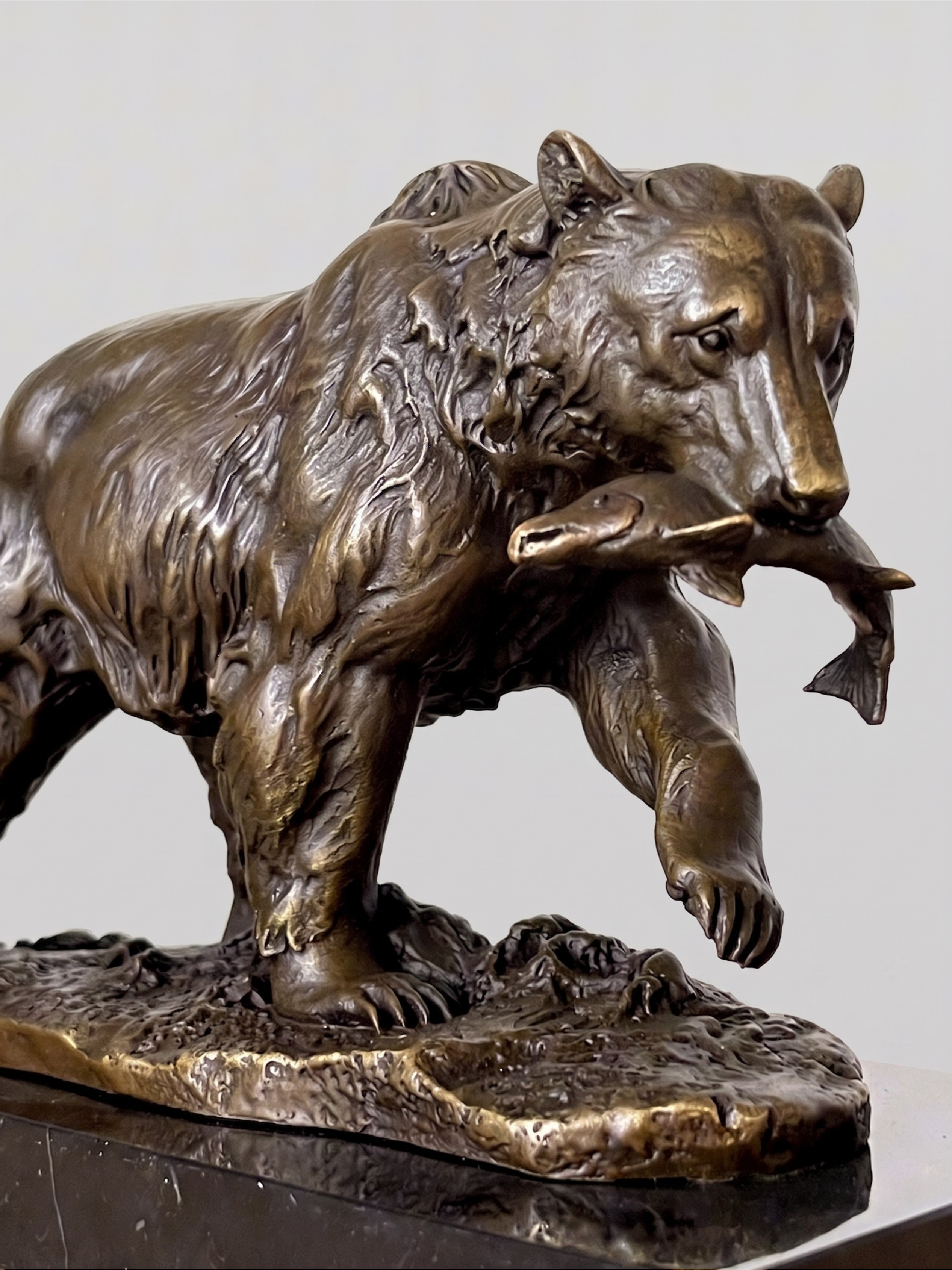 Sculpture animalière d’ours au poisson en bronze patiné signée Milo sur socle noir – style XIXe