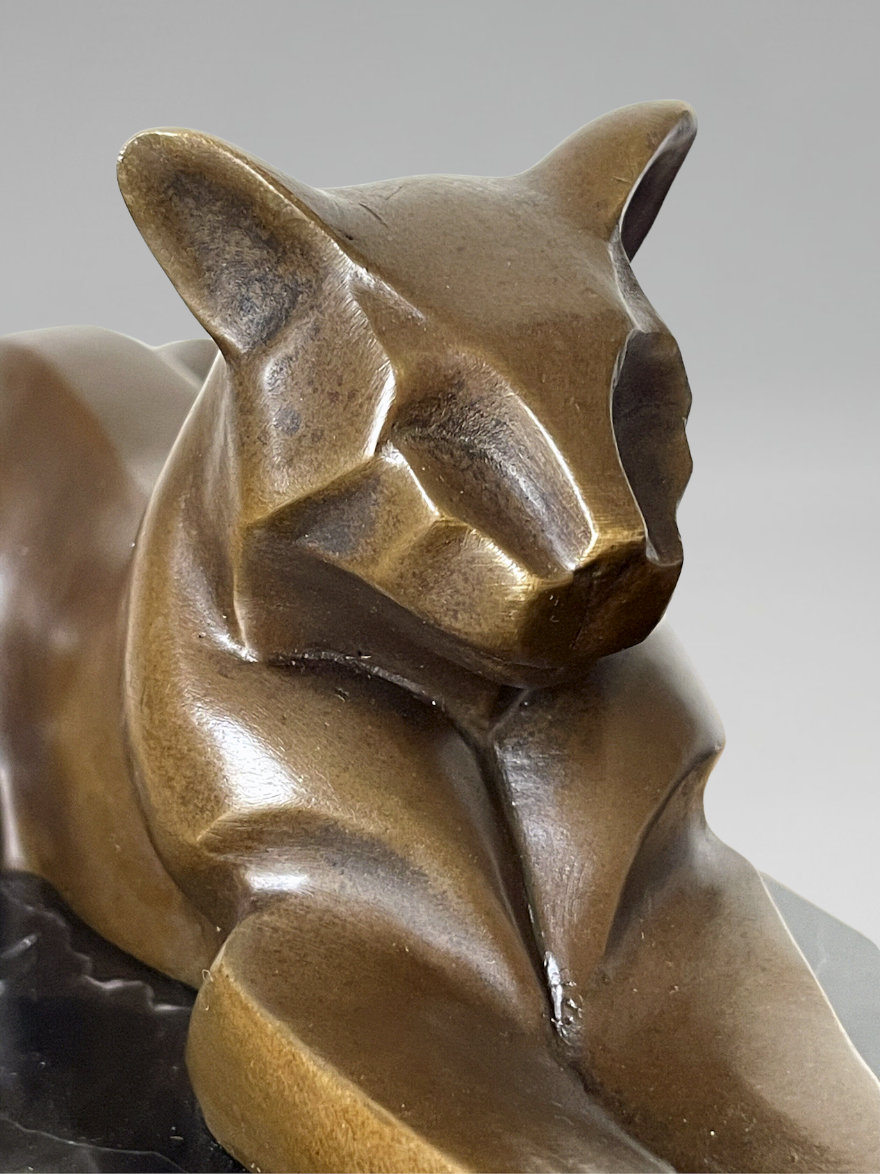 Modernist patinated bronze panther sculpture on black marble base – De Coux