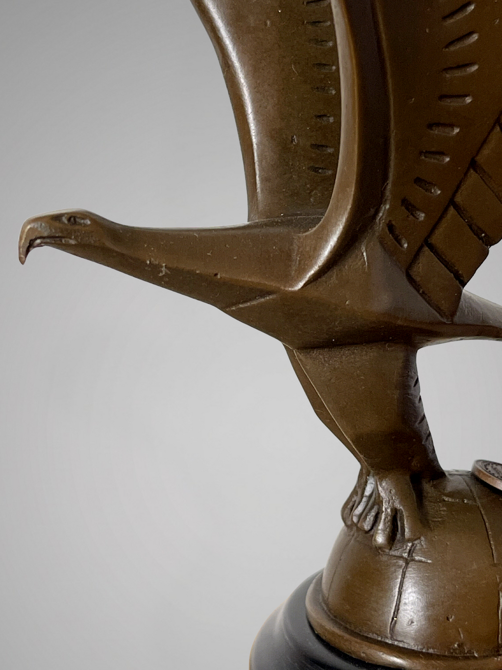 Sculpture d’aigle moderniste en bronze patiné signée C. Brau – socle noir – style Art Déco