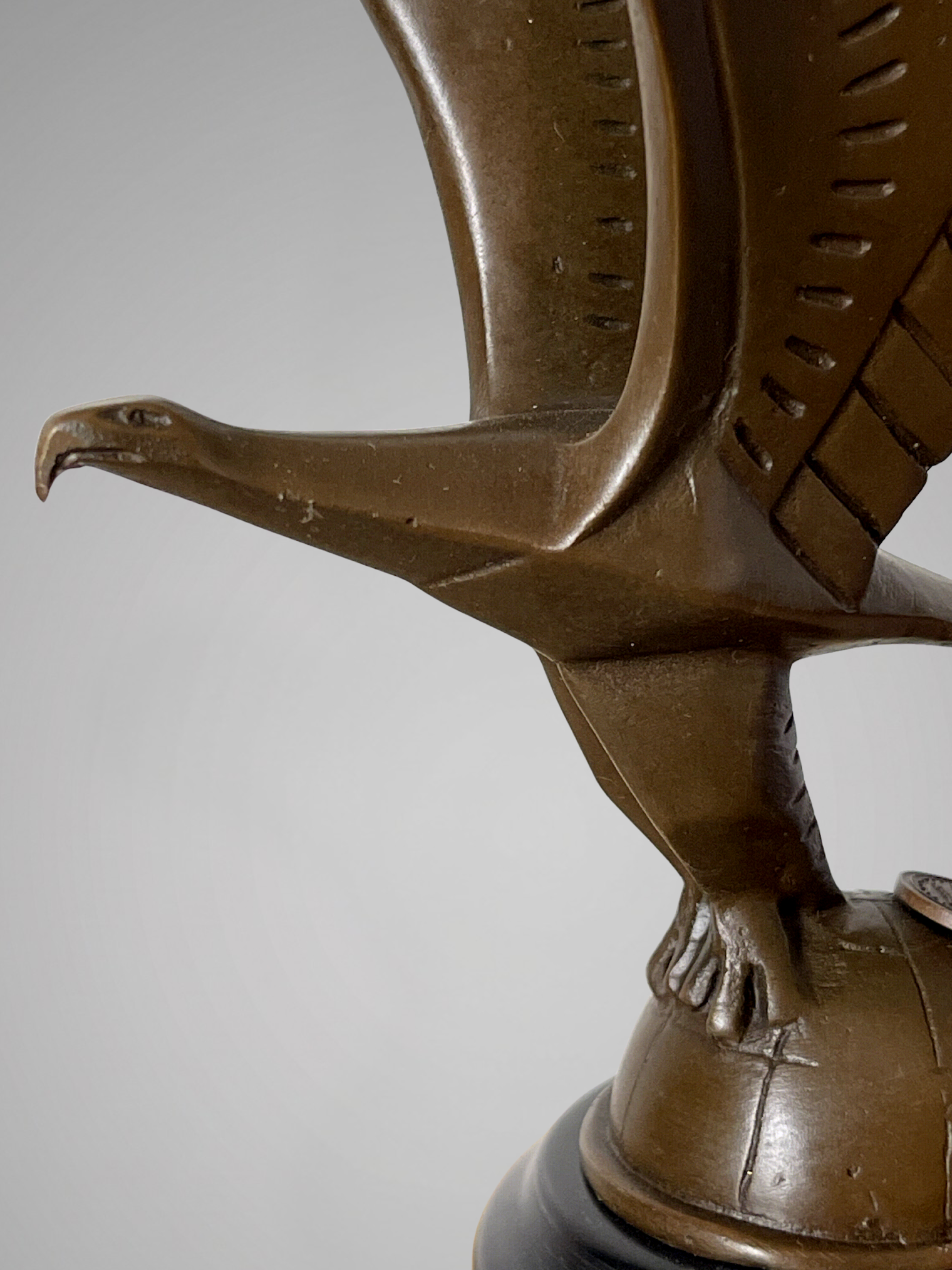 Sculpture d’aigle moderniste en bronze patiné signée C. Brau – socle noir – style Art Déco