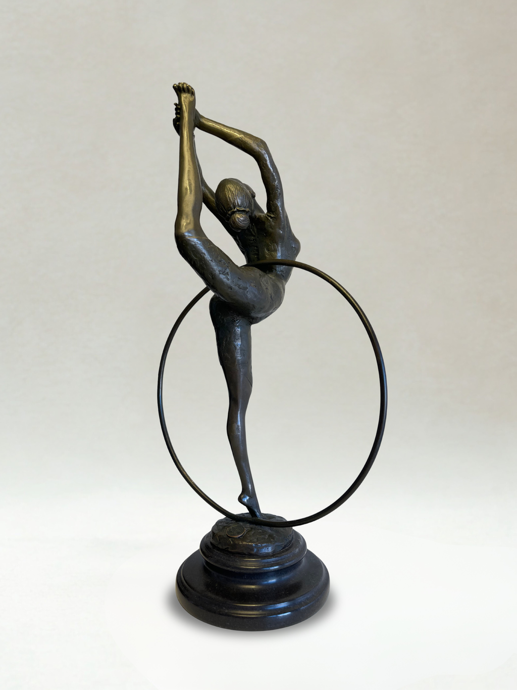 Art-déco-Skulptur – Tänzerin mit Reifen – Dekorative Bronze – Signiert P. Collinet – 39 cm