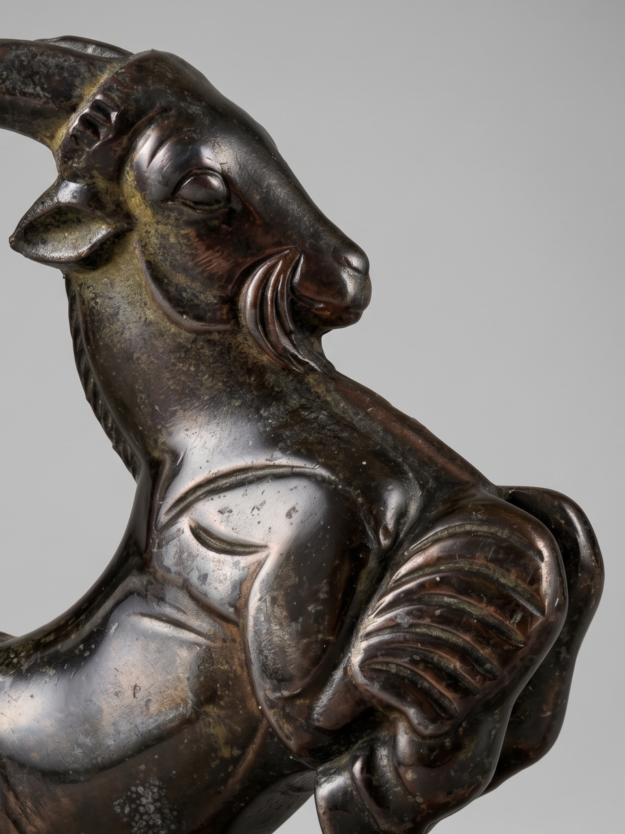 Serre-livres Art Déco bouquetins en régule patiné sur socle marbre taupe – paire années 1930