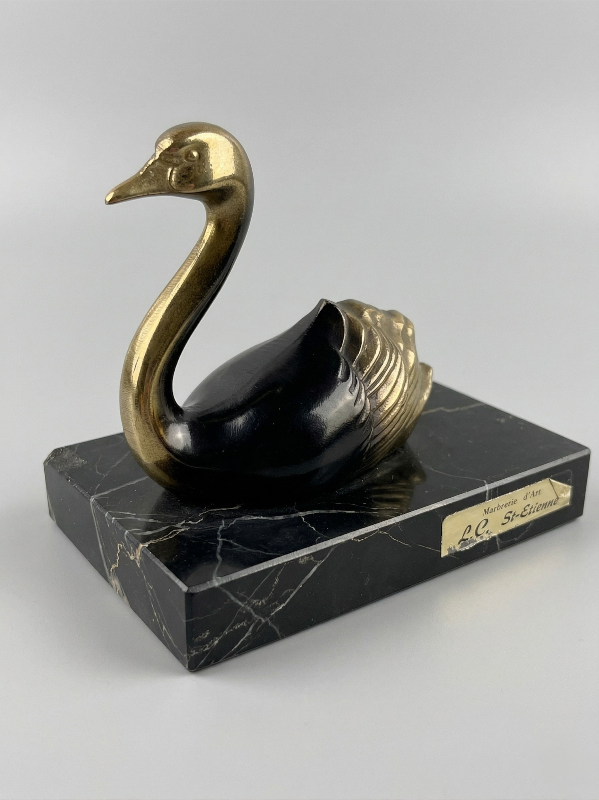 Paire de serre-livres Art Déco aux cygnes en régule et marbre noir – France, années 30