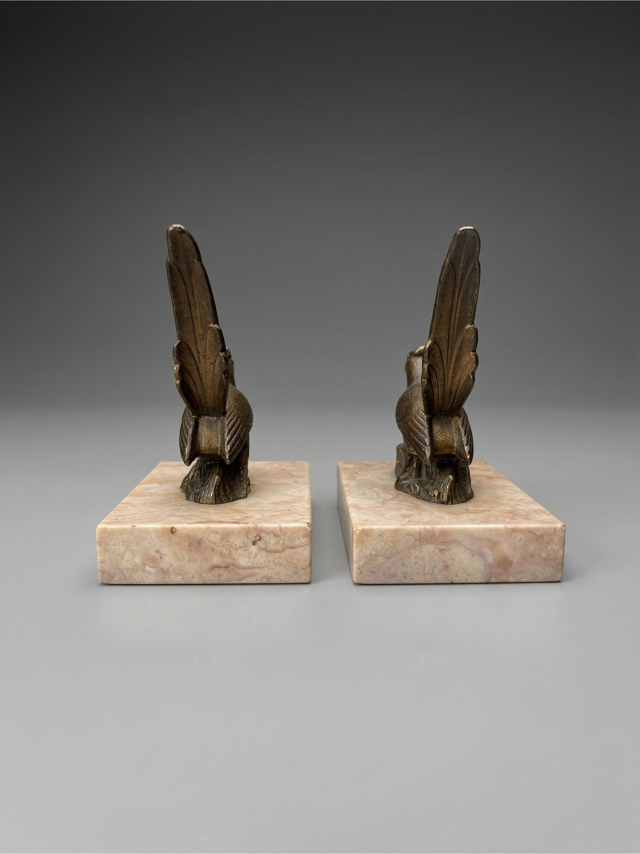 Pair of Art Deco bird bookends – patinated spelter and pink marble – vintage – 1930s