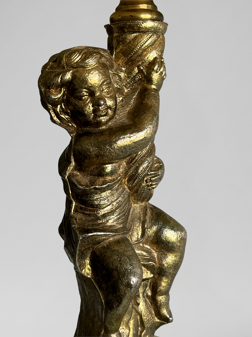 Tischleuchte im Louis XVI-Stil mit Putto aus vergoldetem Metall und Onyx-Effekt-Sockel – 48 cm