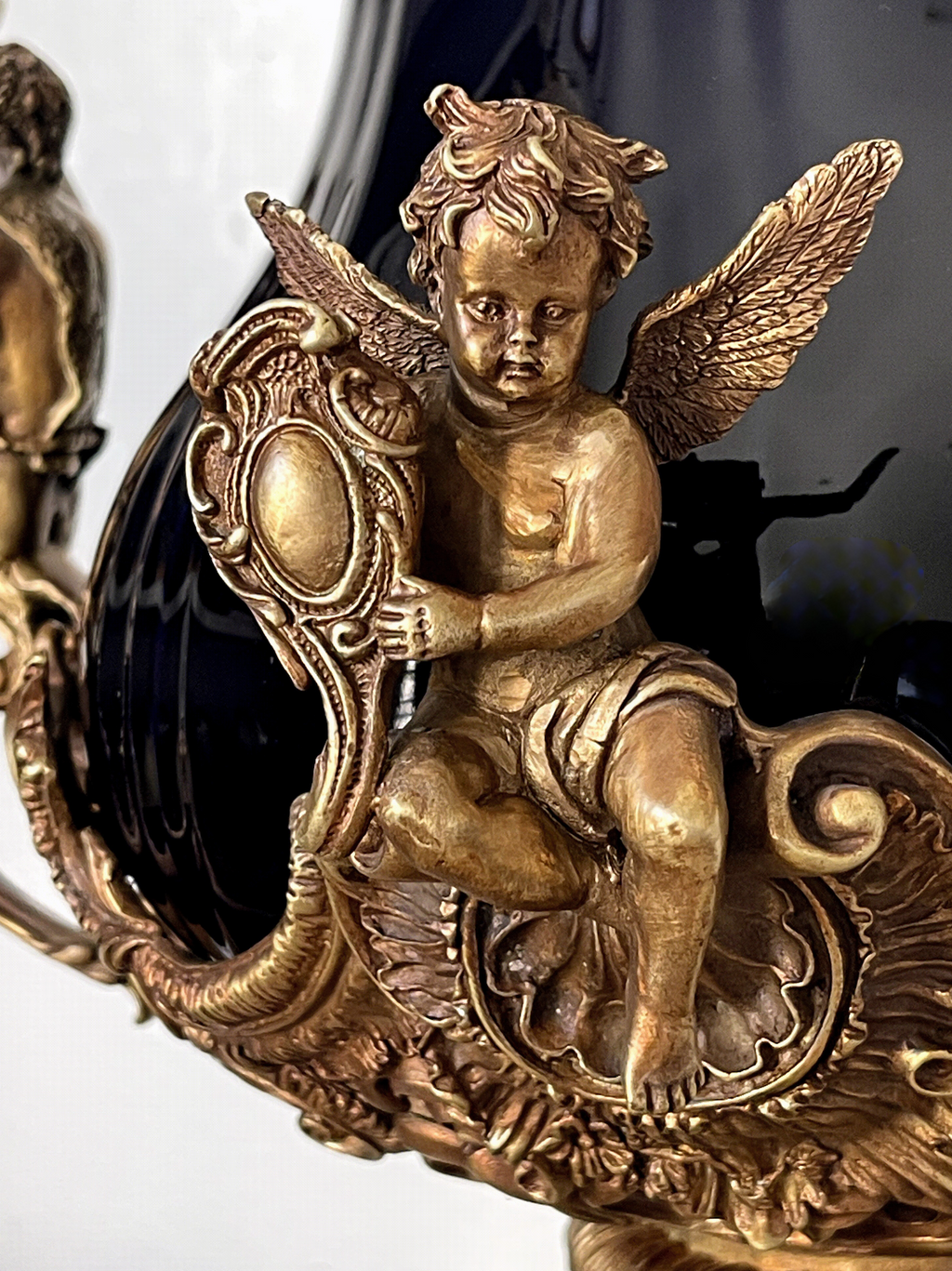 Grande urne couverte style Napoléon III en porcelaine noire et bronze – décor rocaille aux angelots – 49 cm