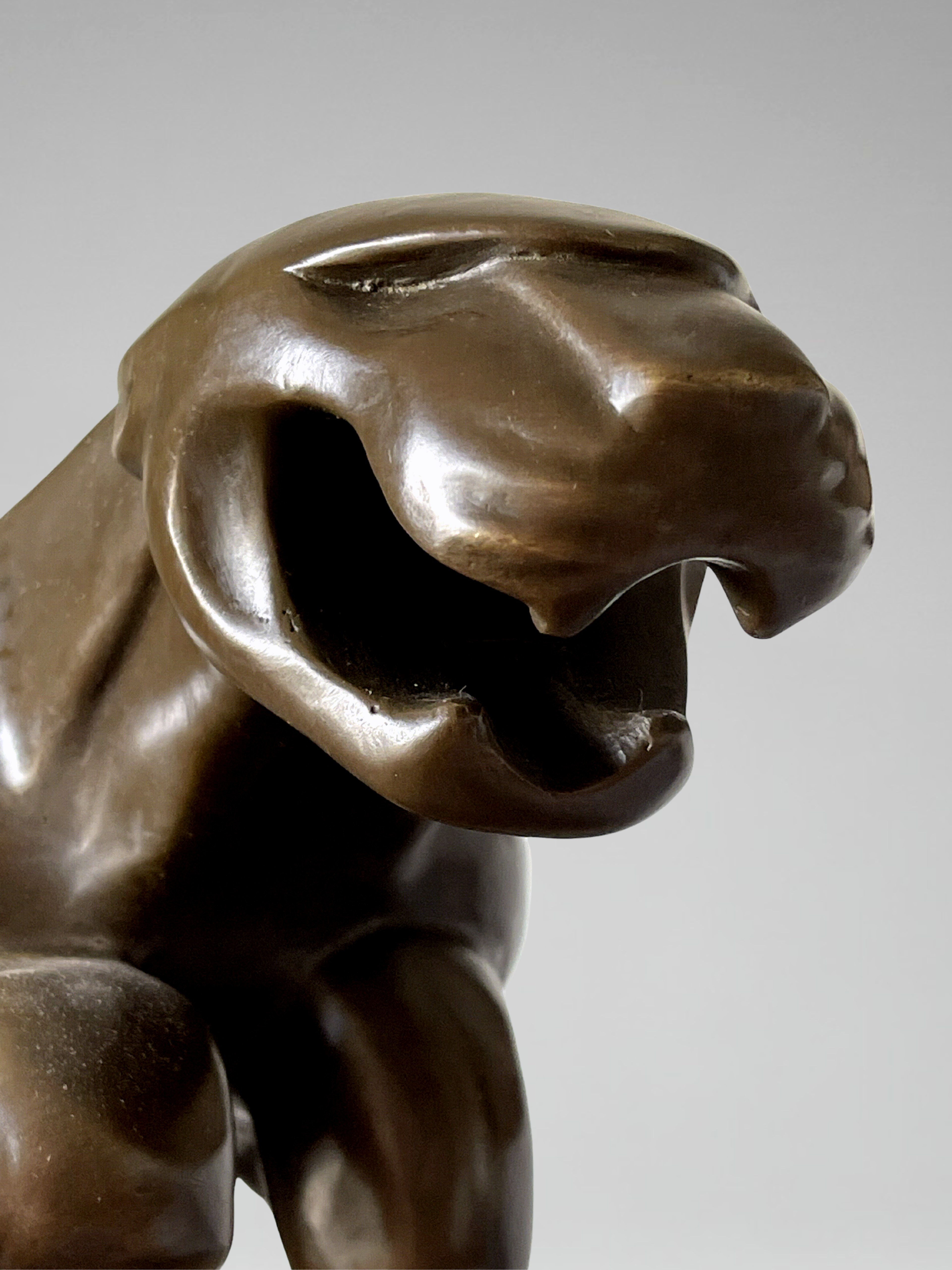 Grande sculpture Jaguar Art Déco en bronze patiné sur socle noir architectural – 64 cm – JB Déposé Paris