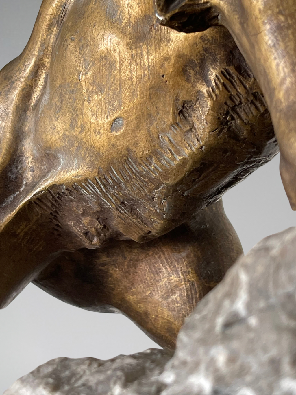 KRAKOWKI — Lion rugissant sur son rocher, importante sculpture en bronze d'art et roche (28,3 kg)