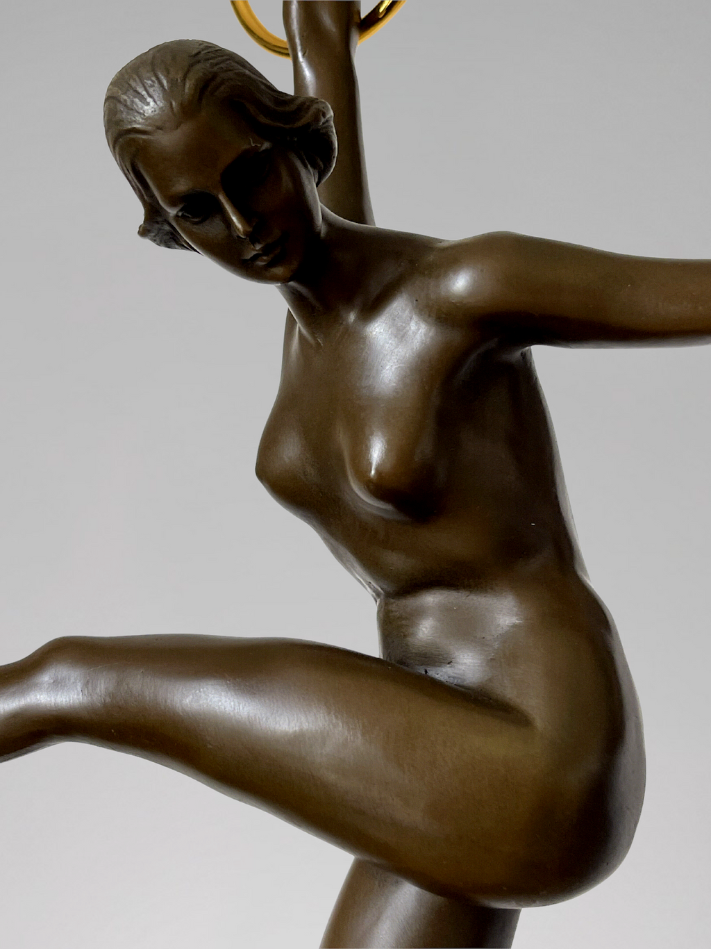 Sculpture Art déco de danseuse aux anneaux en bronze patiné sur socle effet marbre noir – signée Duvernet – 58 cm