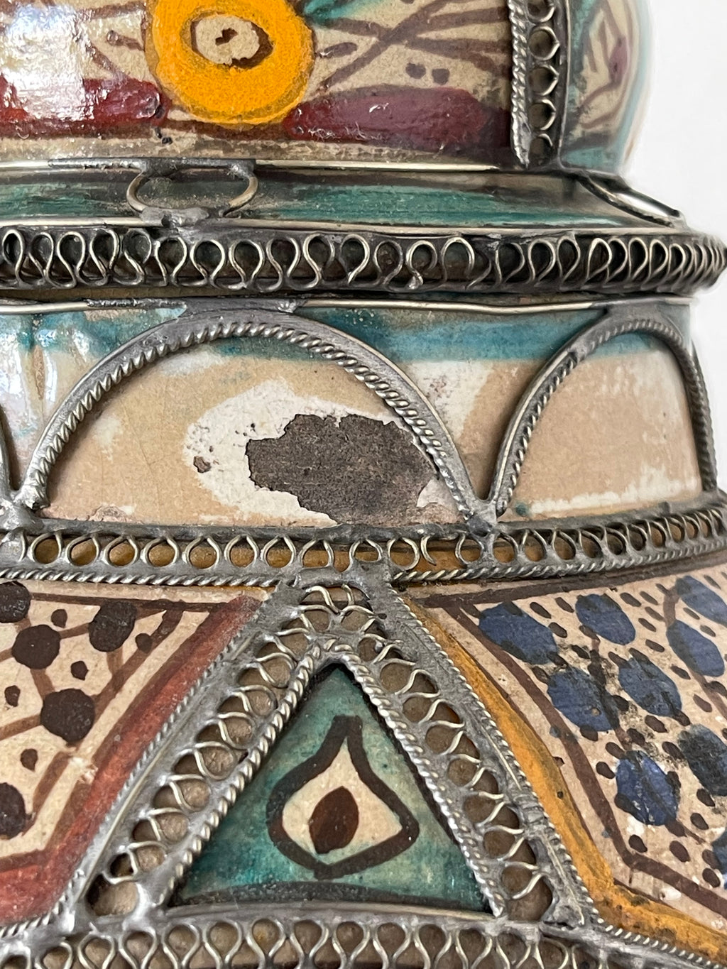 Grande potiche marocaine en céramique et métal – 38 cm