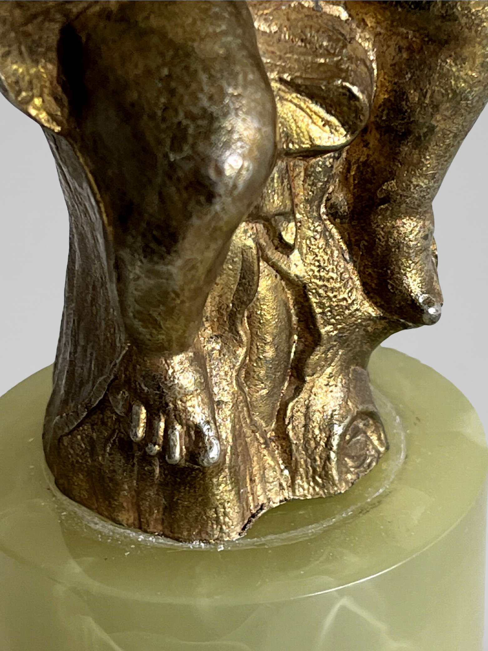 Tischleuchte im Louis XVI-Stil mit Putto aus vergoldetem Metall und Onyx-Effekt-Sockel – 48 cm
