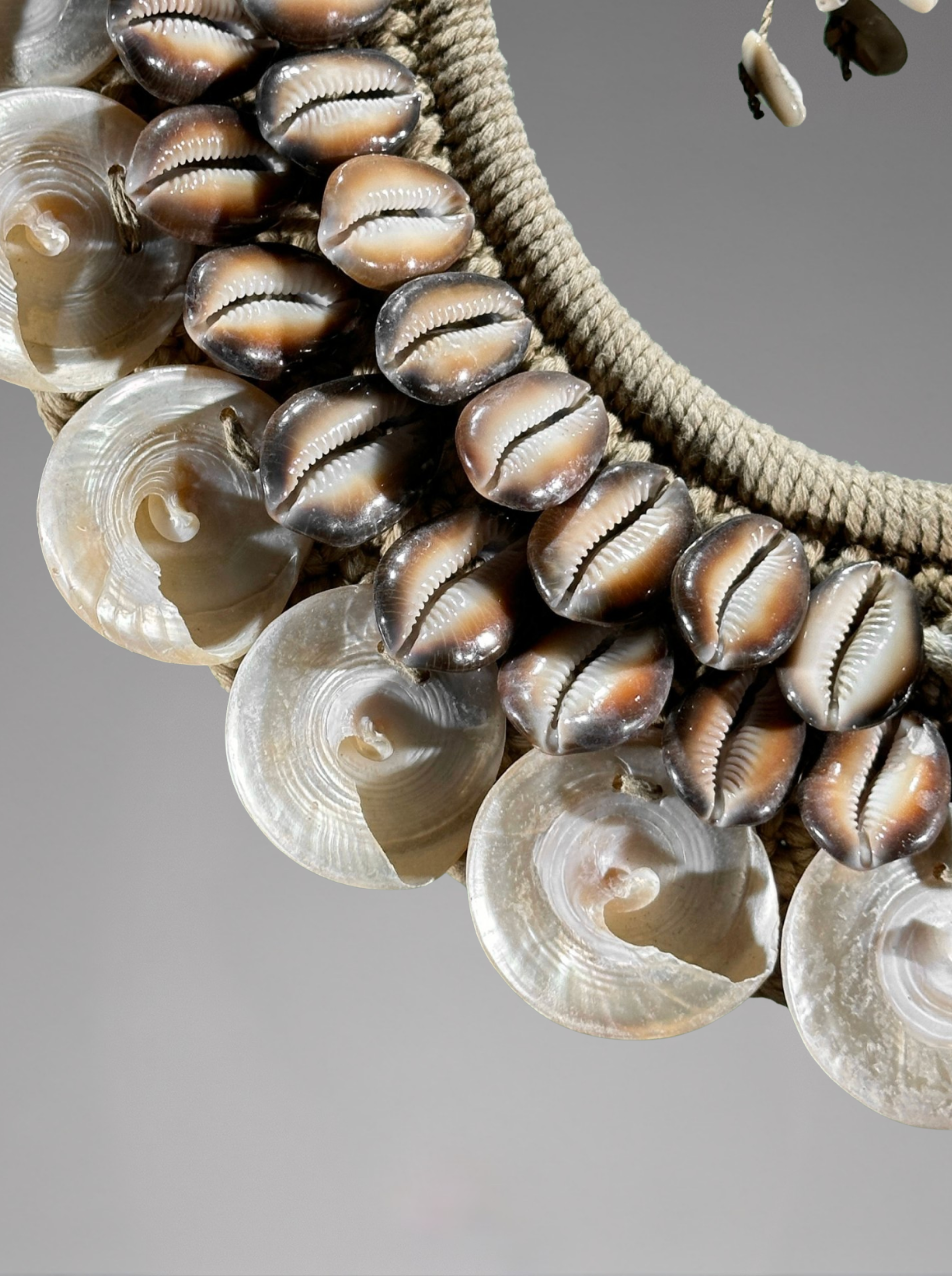 Dekoratives ethnisches Muschelornament – Ozeanien – 40 cm