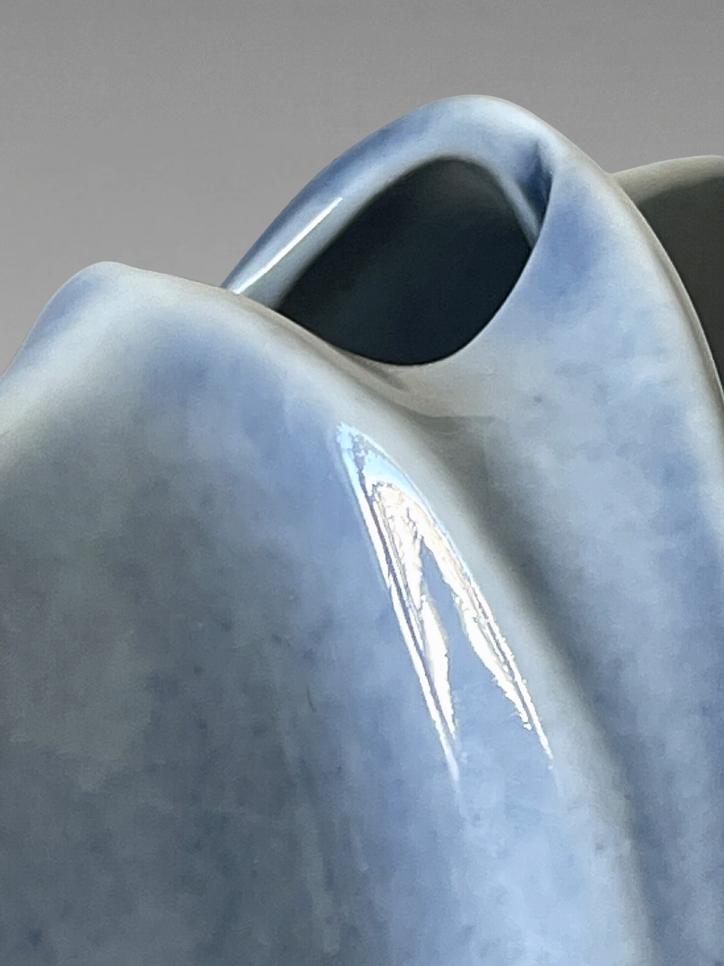 Virebent porcelain vase – blue landscape decor – soliflore design – made in France – 13 cm