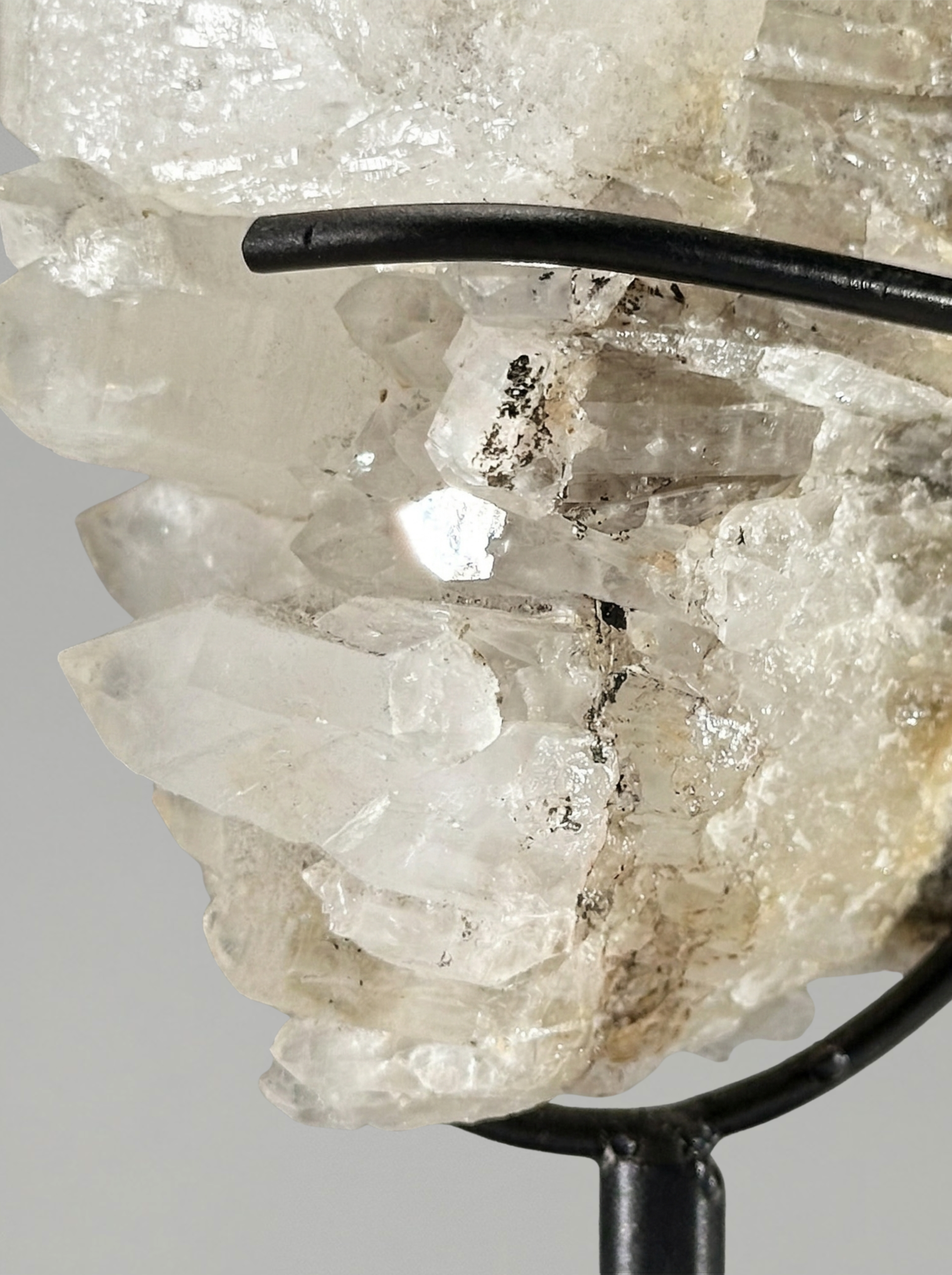 Duo décoratif — Sphère en jaspe Maligano & amas de quartz sur socles