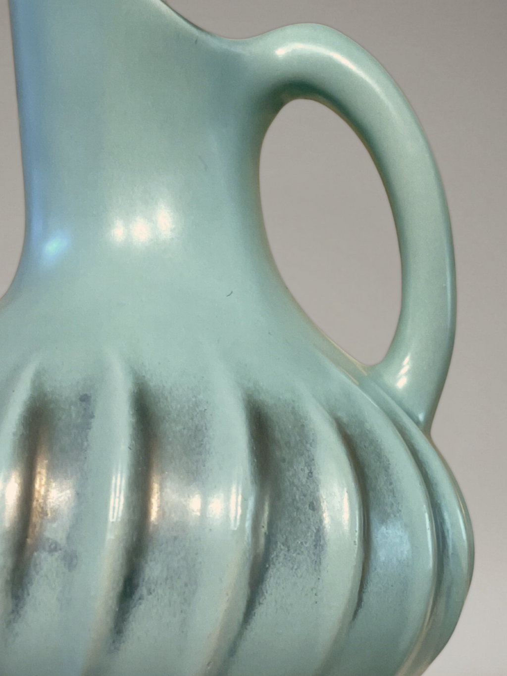 Keramikvase B. Letalle Saint-Clément – Modell 9002 – irisierendes Céladon-Grün – 1950er/60er Jahre – 18 cm