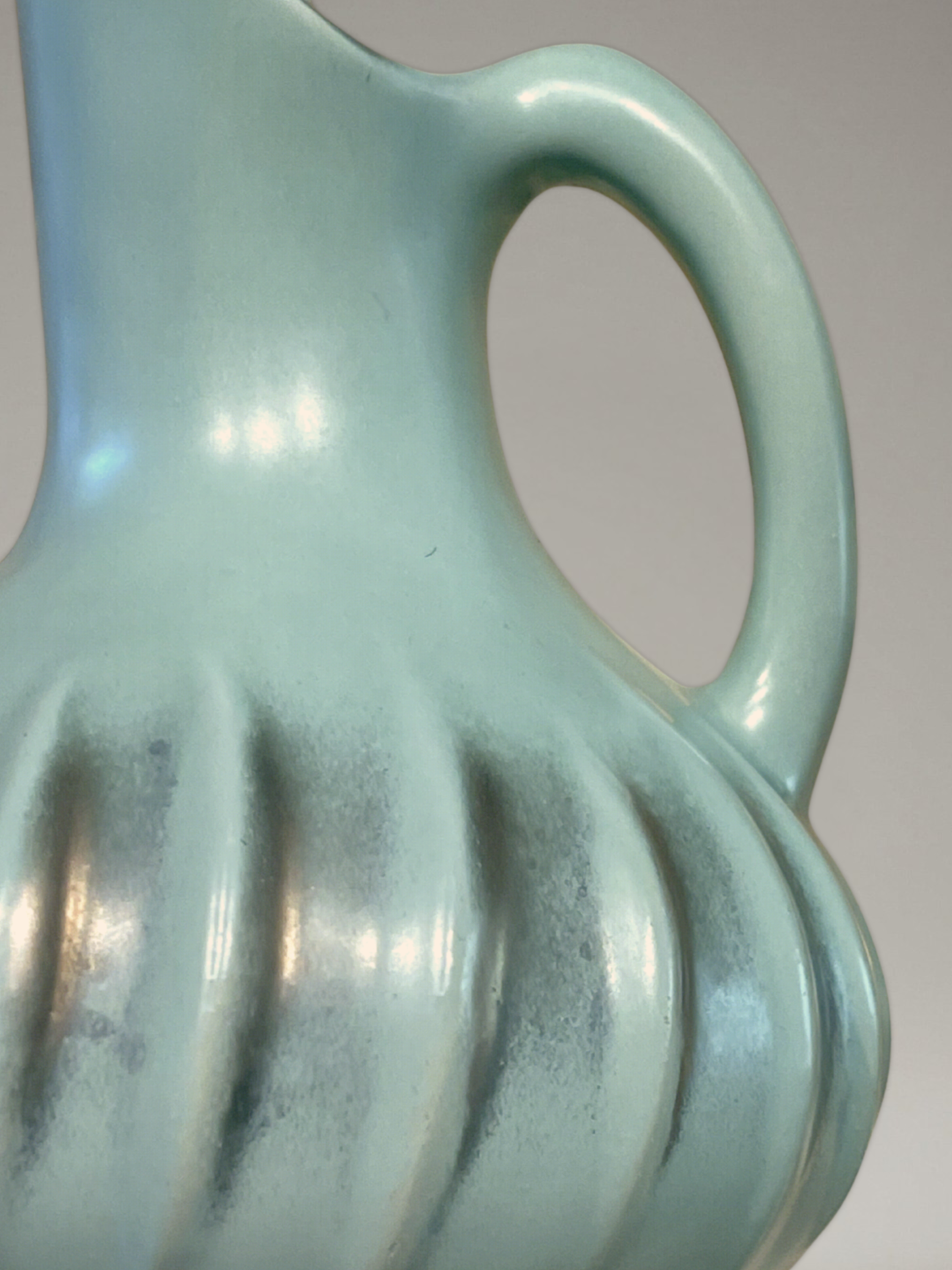 Keramikvase B. Letalle Saint-Clément – Modell 9002 – irisierendes Céladon-Grün – 1950er/60er Jahre – 18 cm