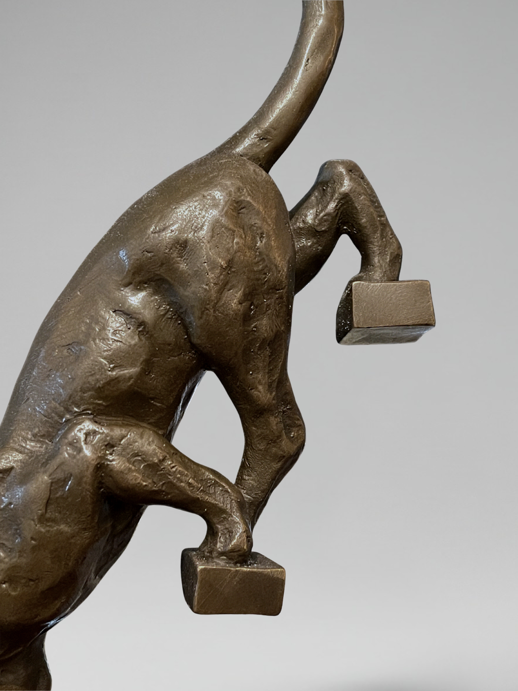 Bronze d’après De Coux – Chat descendant un escalier – Sculpture animalière XXᵉ - 29 cm