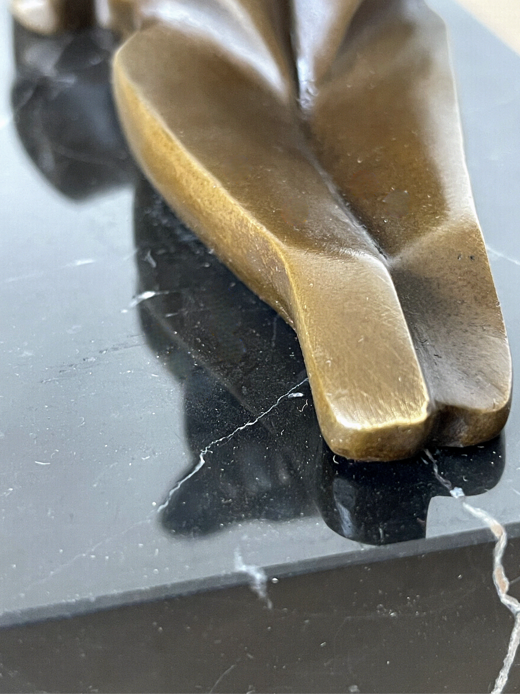 Modernist patinated bronze panther sculpture on black marble base – De Coux