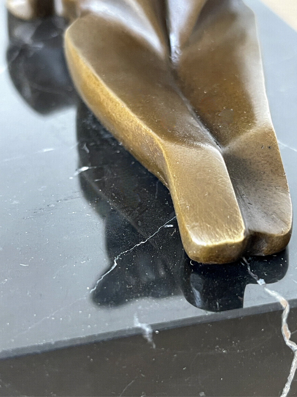 Modernist patinated bronze panther sculpture on black marble base – De Coux