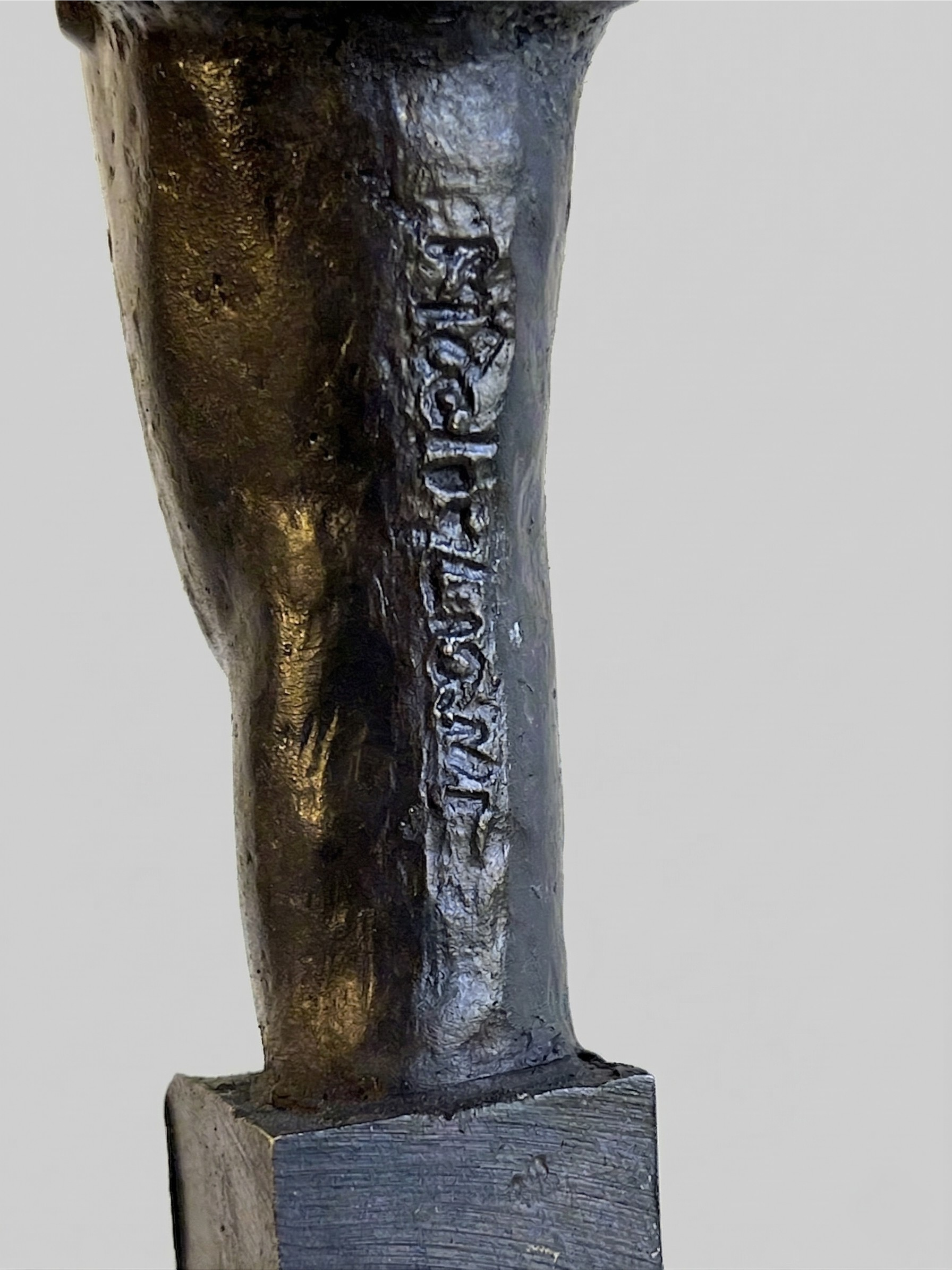 Moderne Bronzeplastik, patiniert – stilisierter Kopf im Stil von Modigliani auf schwarzem Marmorsockel – 25 cm