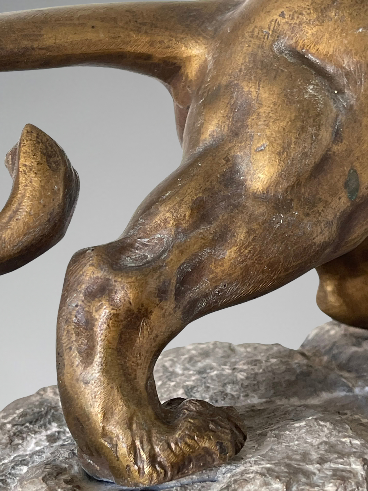 KRAKOWKI — Lion rugissant sur son rocher, importante sculpture en bronze d'art et roche (28,3 kg)
