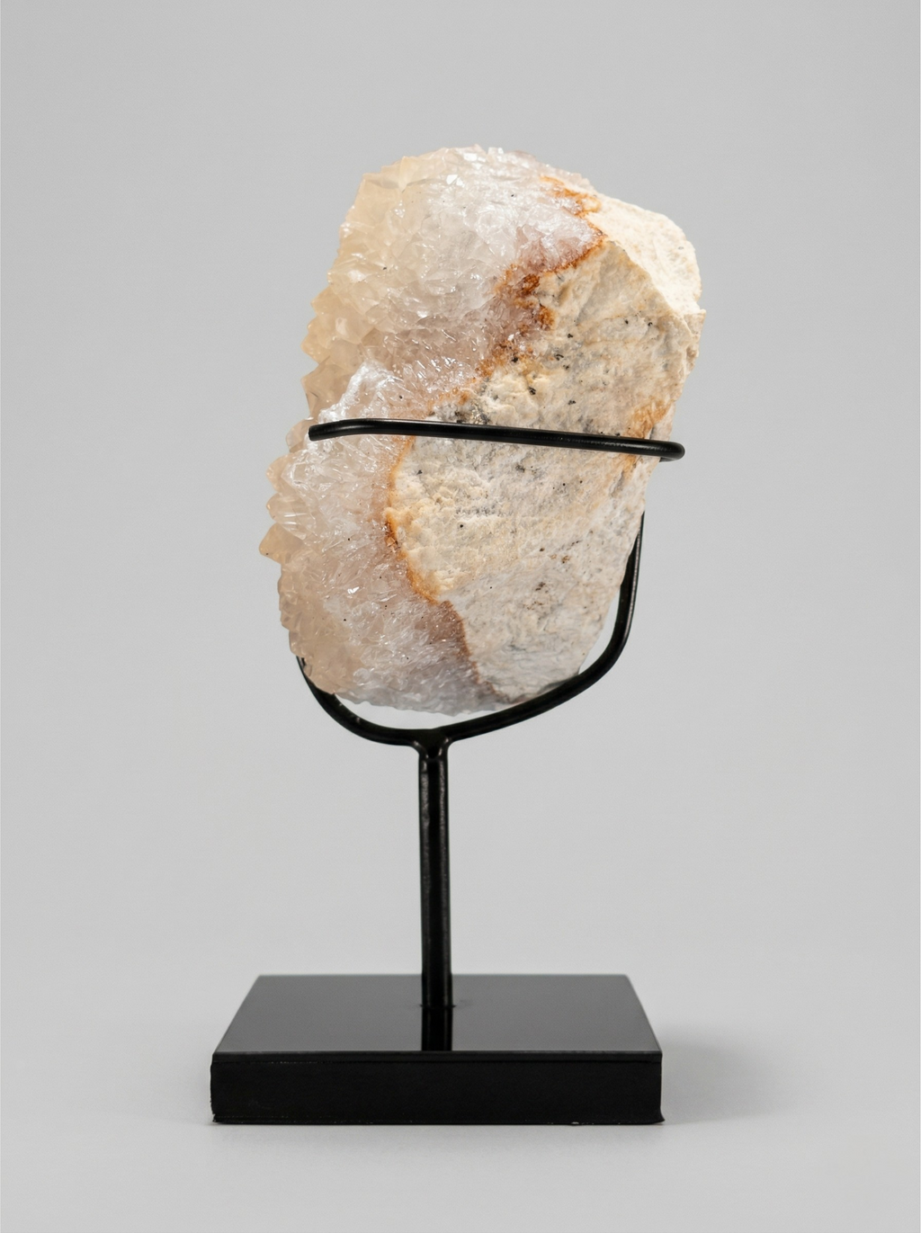 Duo décoratif — Sphère en calcite bandée (onyx marbre) & cristal de calcite sur socles